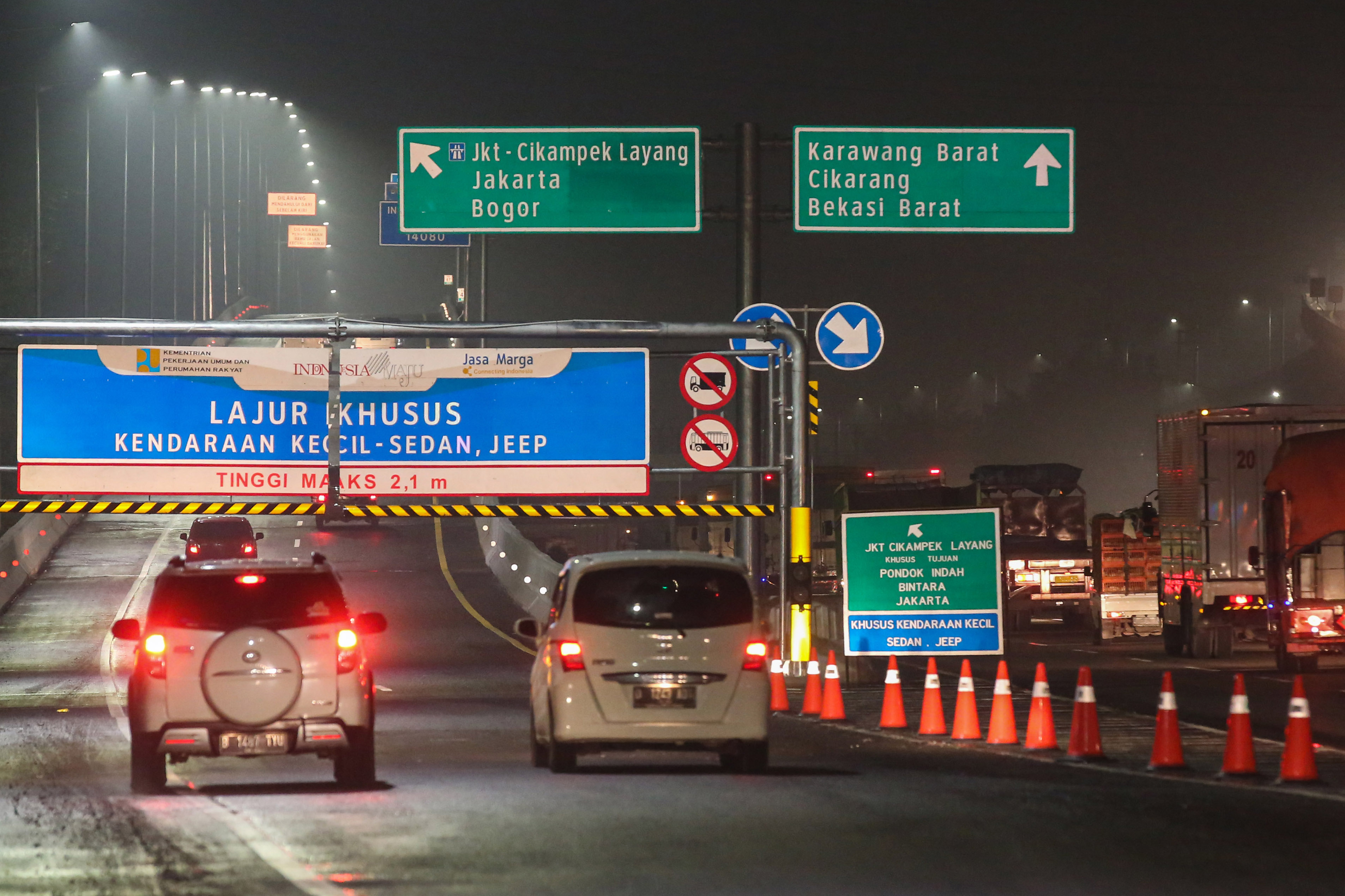Kendaraan masuk Jalan Tol Layang Jakarta-Cikampek di Karawang , Jawa Barat, Senin (16/12/2019) malam. 