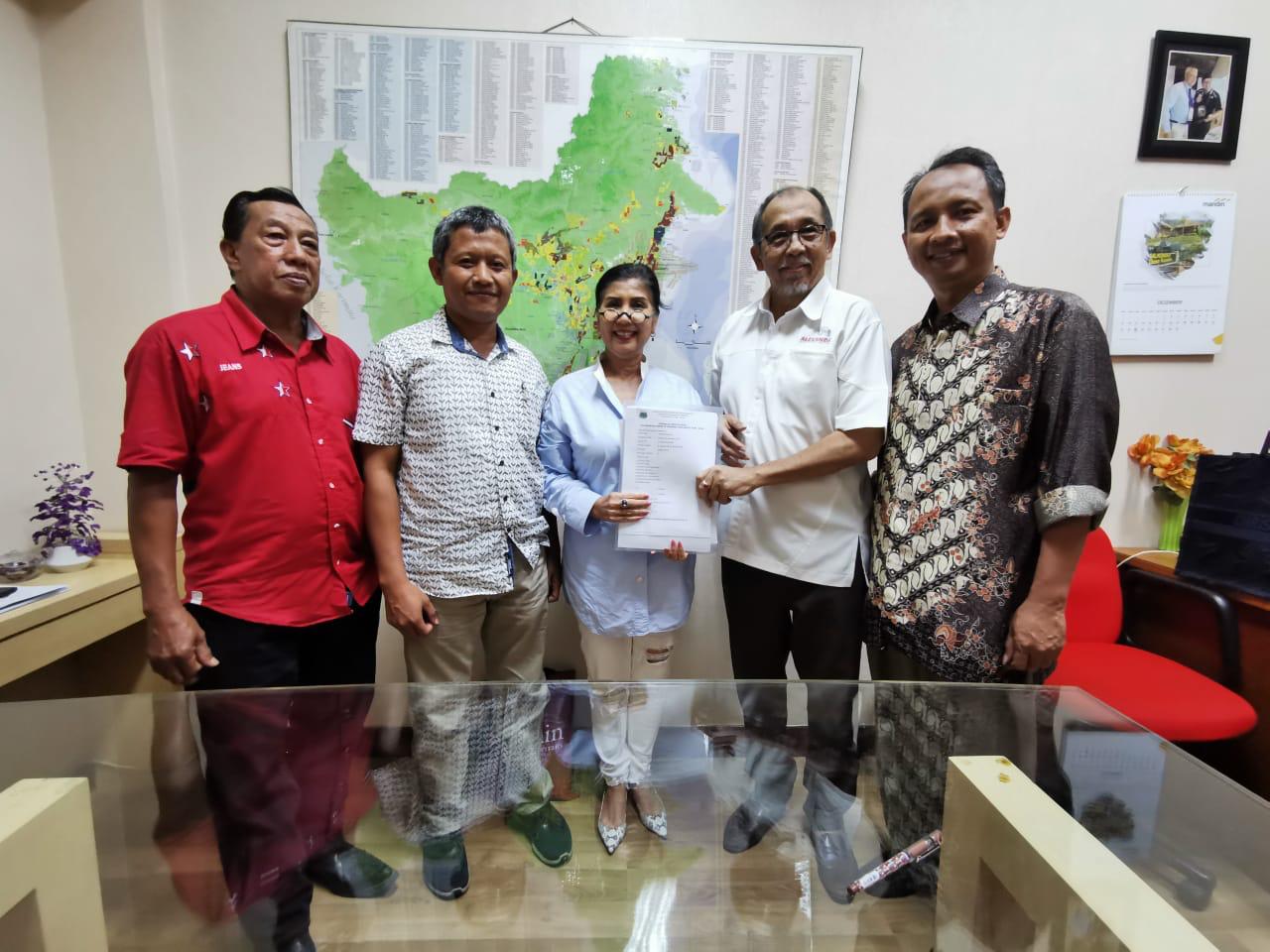 Triwatty Marciano saat melakukan pendaftaran di Sektetariat PP Pordasi di Jakarta dan diterima langsung Ketua TPP Alex Asmasoebrata.