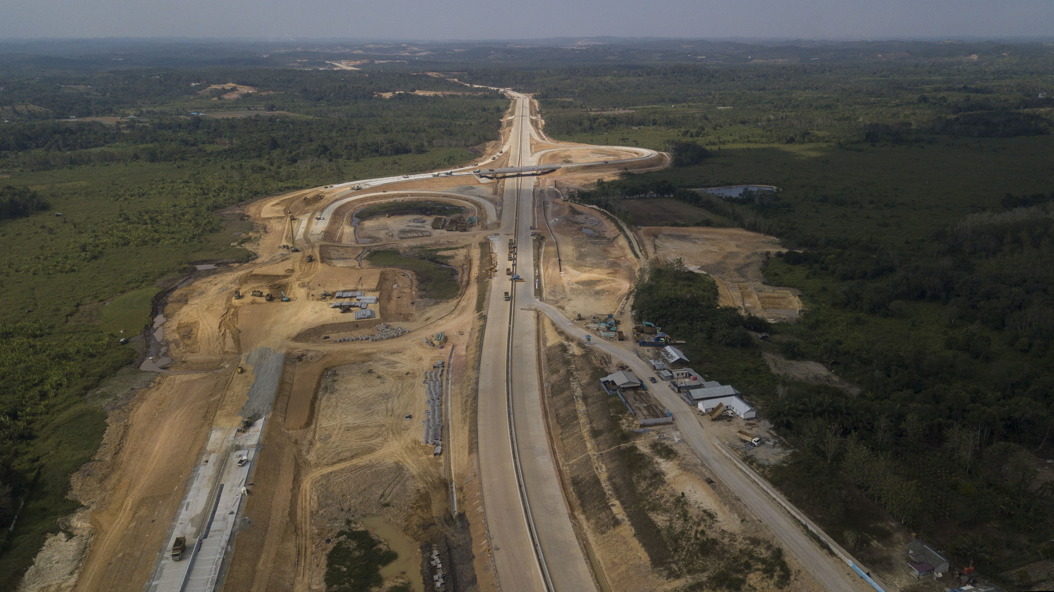 Proyek pembangunan jalan Tol Balikpapan-Samarinda yang melintasi wilayah Samboja di Kutai Kartanegara, Kalimantan Timur.