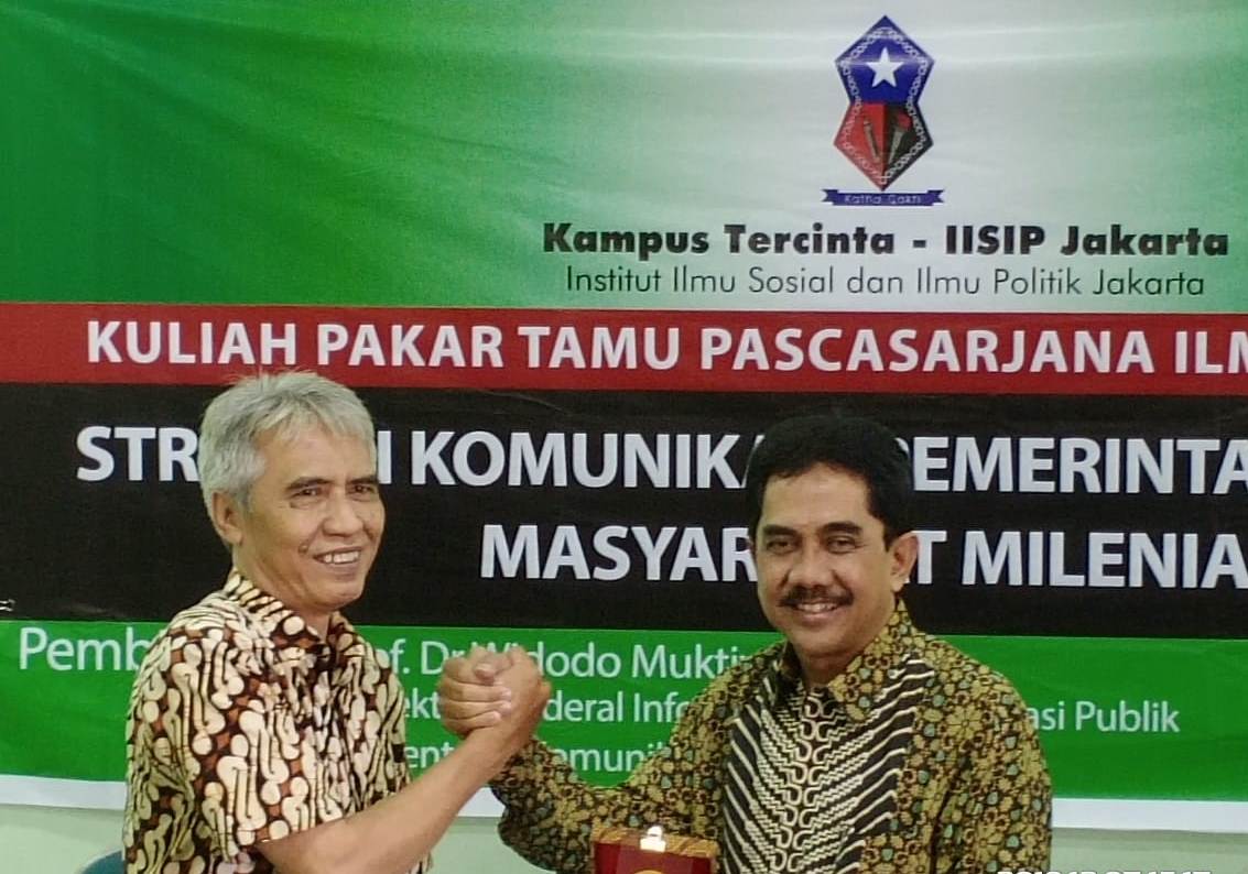 Wakil Rektor Bidang Akademik Dr Asrul M Mustaqim (kiri) menyalami Dirjen IKP.