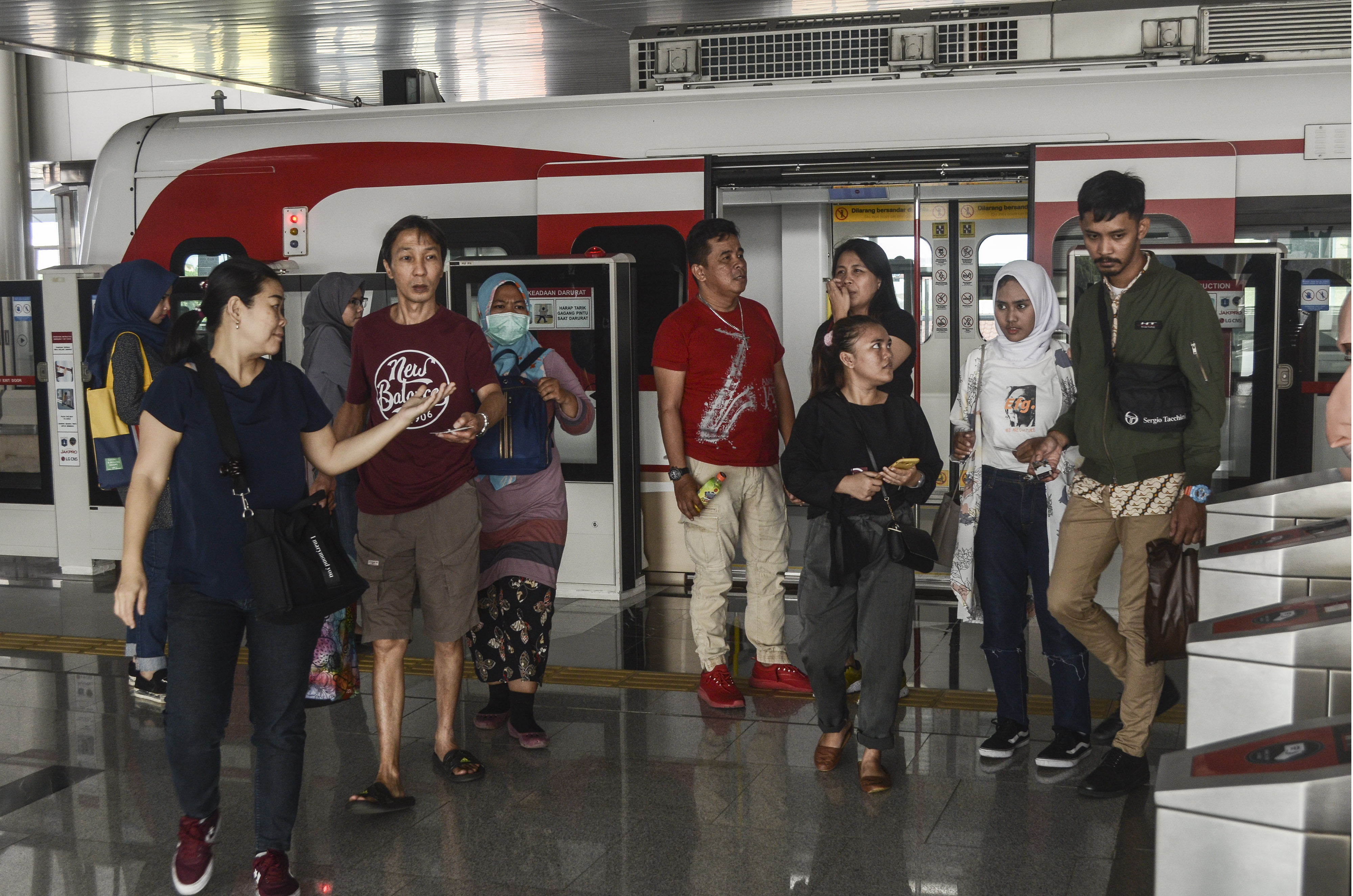 Sejumlah penumpang turun dari kereta LRT di Stasiun Velodrome, Rawamangun, Jakarta Timur.
