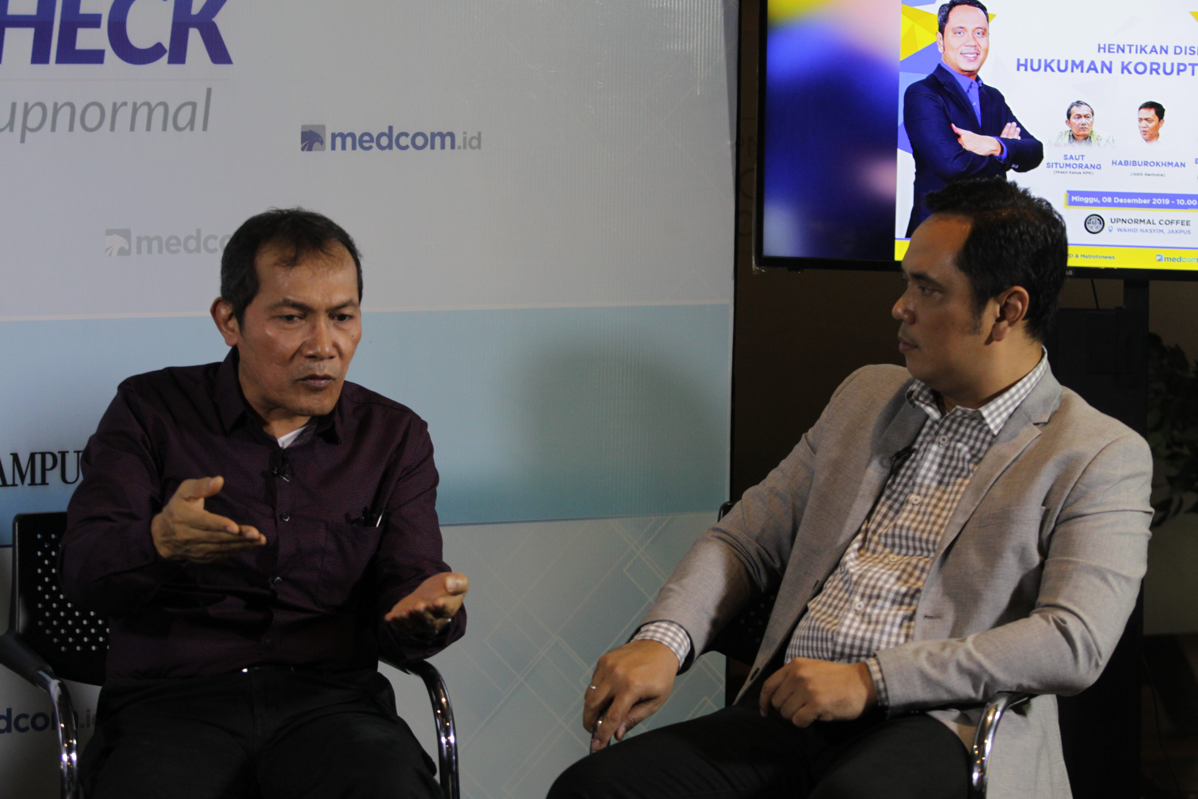 Wakil Ketua KPK, Saut Situmorang (kiri).