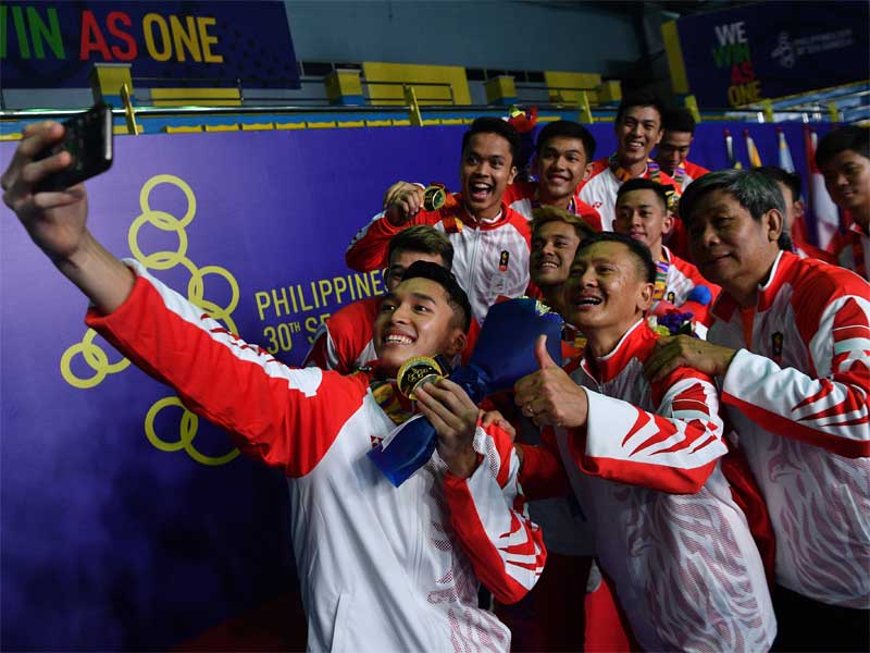 Timnas bulu tangkis putra Indonesia melakukan swafoto seusai menjuarai nomor beregu putra SEA Games 2019 di Kompleks Olahraga Muntinlupa.