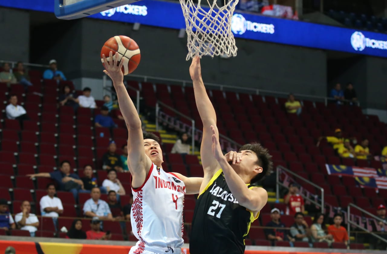 Tim basket putra Indonesia berhasil mengalahkan tim basket putra Malaysia di babak penyisihan SEA Games 2019 .