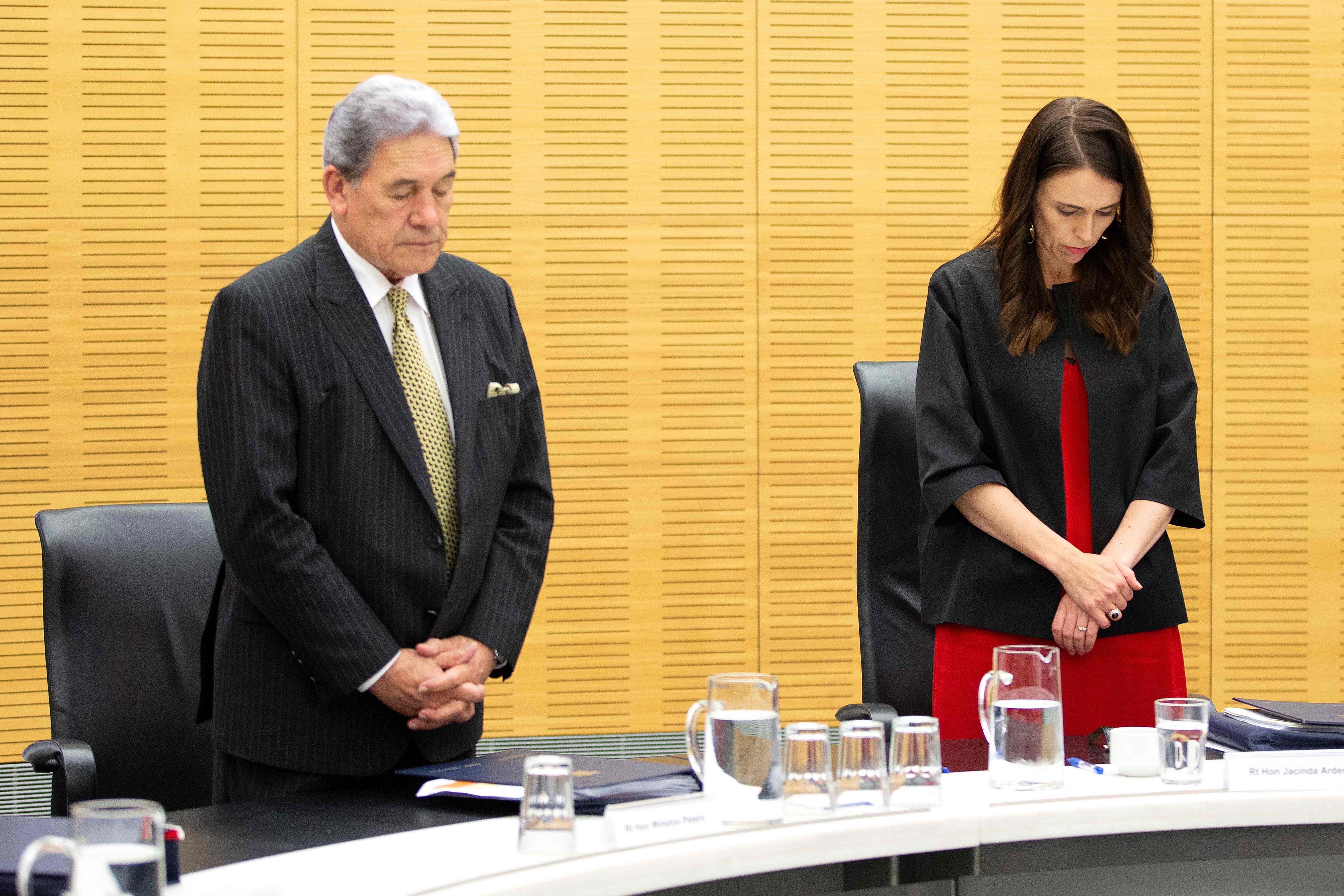 PM Selandia Baru Jacinda Ardern (kanan) dan Wakil PM Winston Peters (kiri), saat mengheningkan cipta selama 1 menit.
