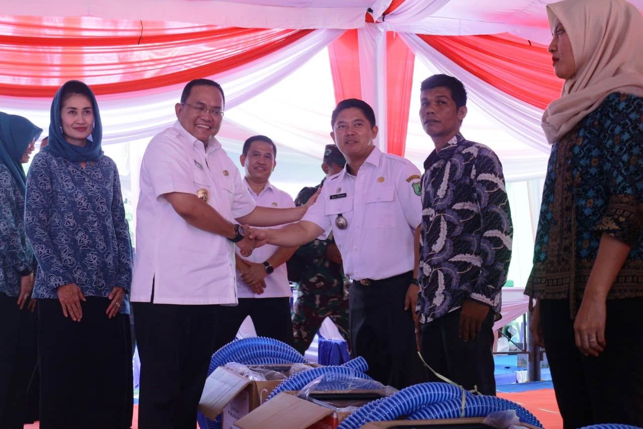 Bupati Muba Dodi Reza Alex menyerahkan bantuan alat pemadam karhutla pada pengurus desa di Muba, Minggu (15/12).