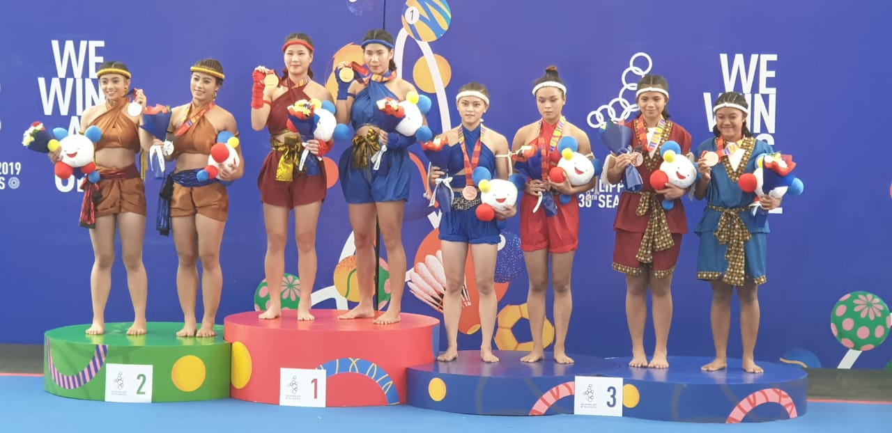 Atlet Muaythai Indonesia Novita Anggi Ayuni dan Angelina Runtukahu (kanan dan kedua dari kanan)