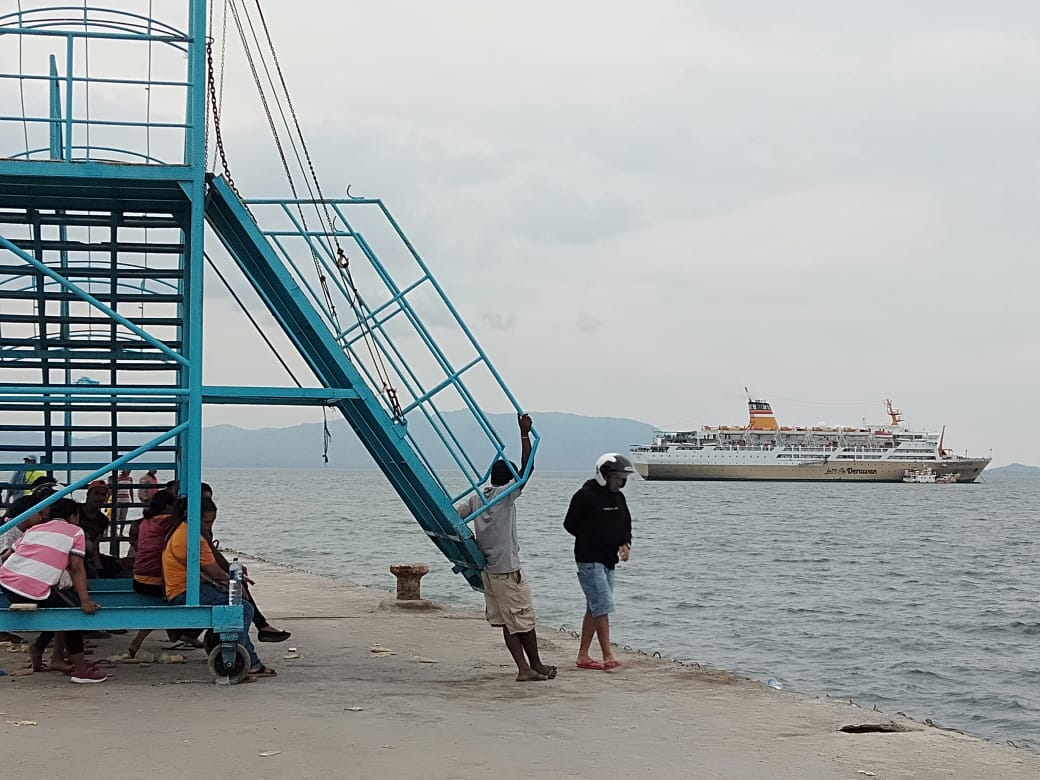 Pelabuhan Lewoleba di Lembata, NTT, dikhawatirkan tercemar tumpahan minyak dari KM Shinpo 6 yang tenggelam.
