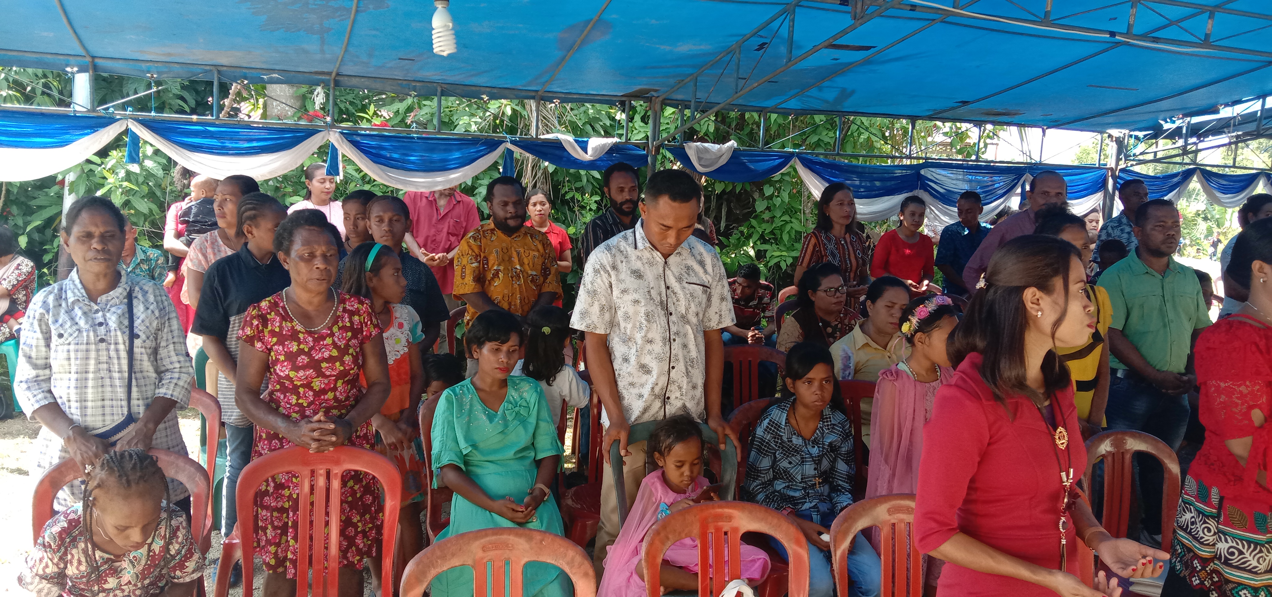 Warga sedang mengikuti Misa Natal di Papua Barat