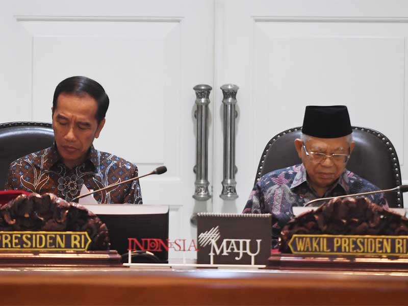 Presiden Joko Widodo didampingi Wakil Presiden Ma’ruf Amin bersiap memimpin rapat terbatas (ratas) di Kantor Presiden, Jakarta, kemarin.