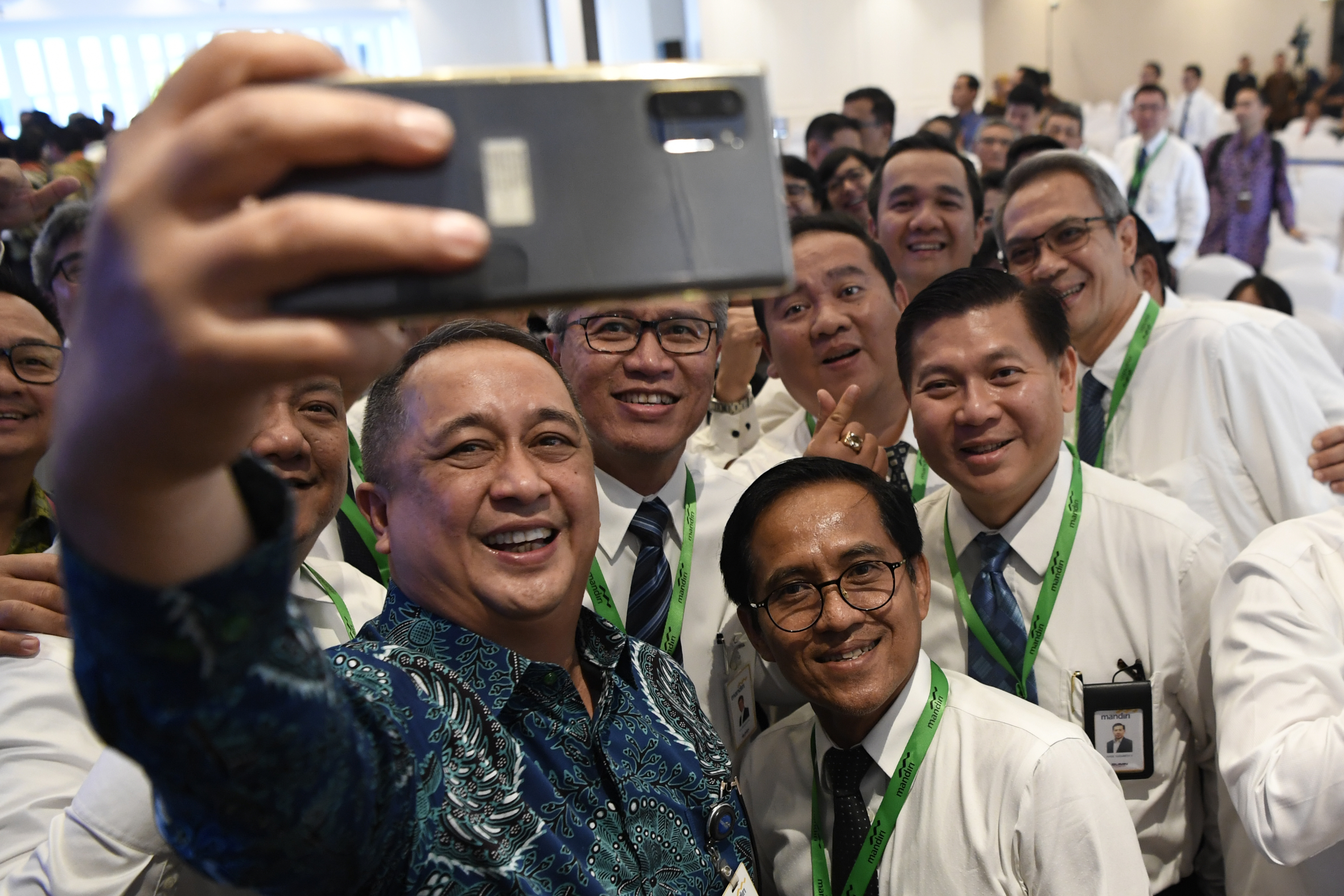 Direktur Utama Bank Mandiri Royke Tumilaar (kiri) berswafoto dengan manajemen senior Bank Mandiri.