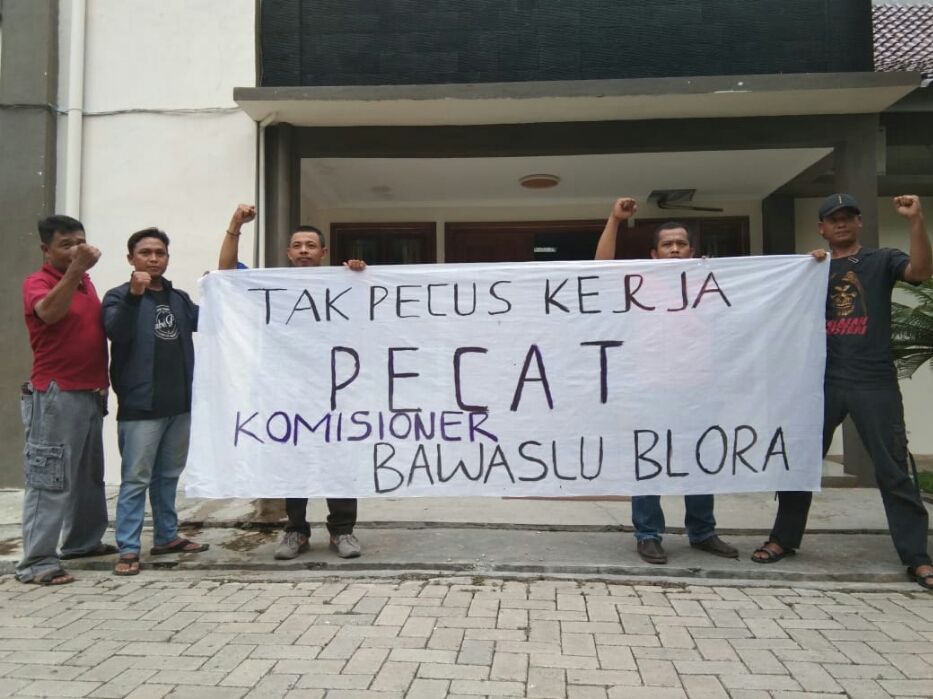 Para pendemo yang protes terhadap pemilihan petugas Panwascam Blora yang diduga diwarnai nepotisme.