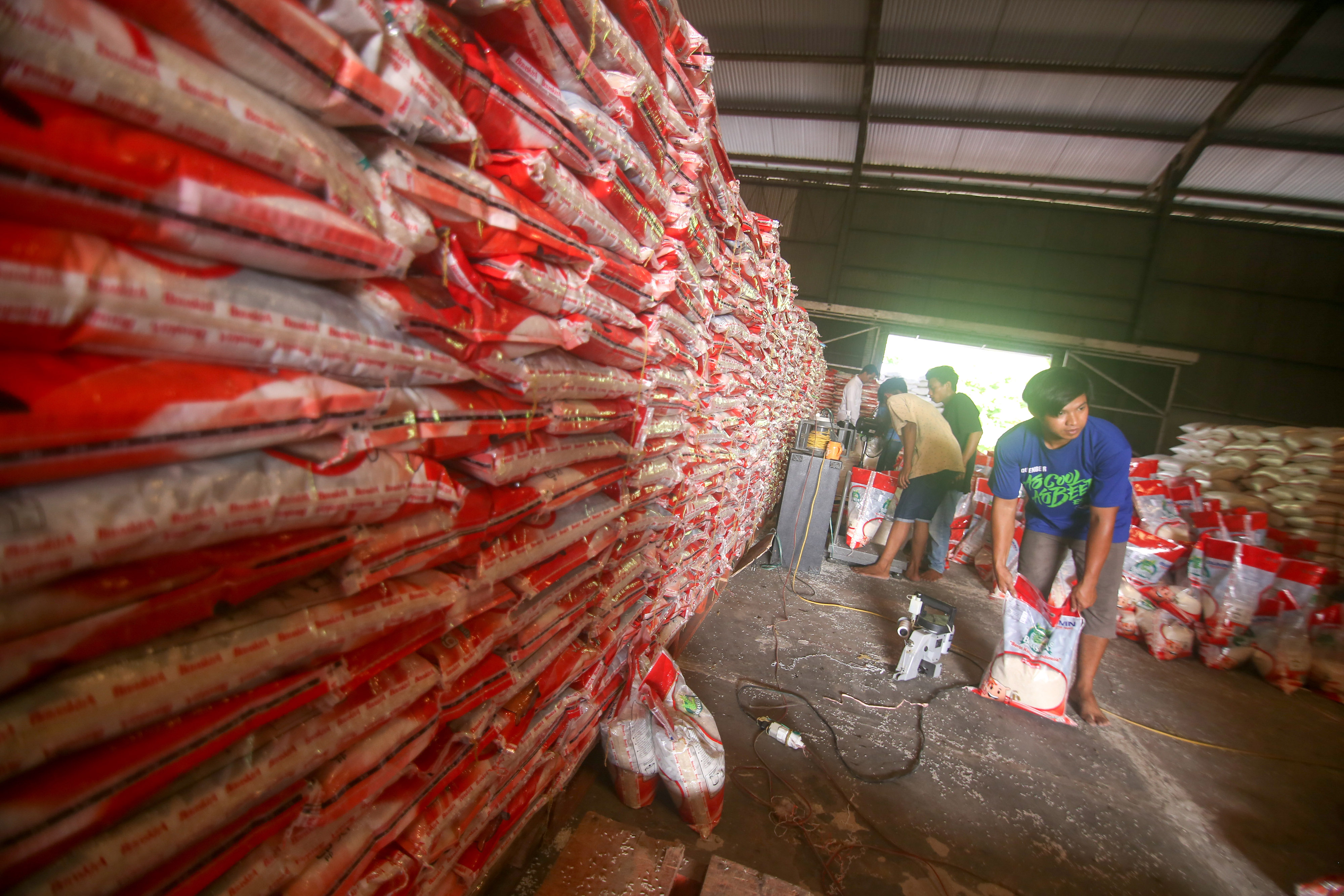  Pekerja menyiapkan beras Bulog untuk disalurkan ke operasi pasar dan penyaluran Bantuan Pangan Non Tunai (BPNT) 