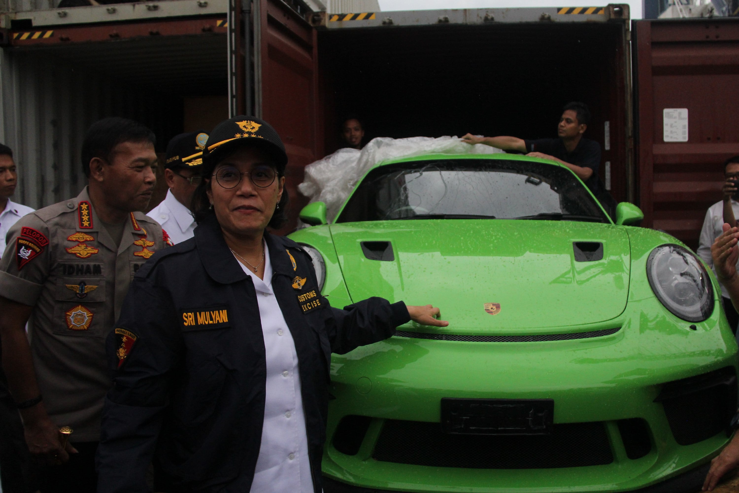 menteri Keuangan Sri Mulyani menunjukkan barang bukti mobil mewah yang diseleundupkan