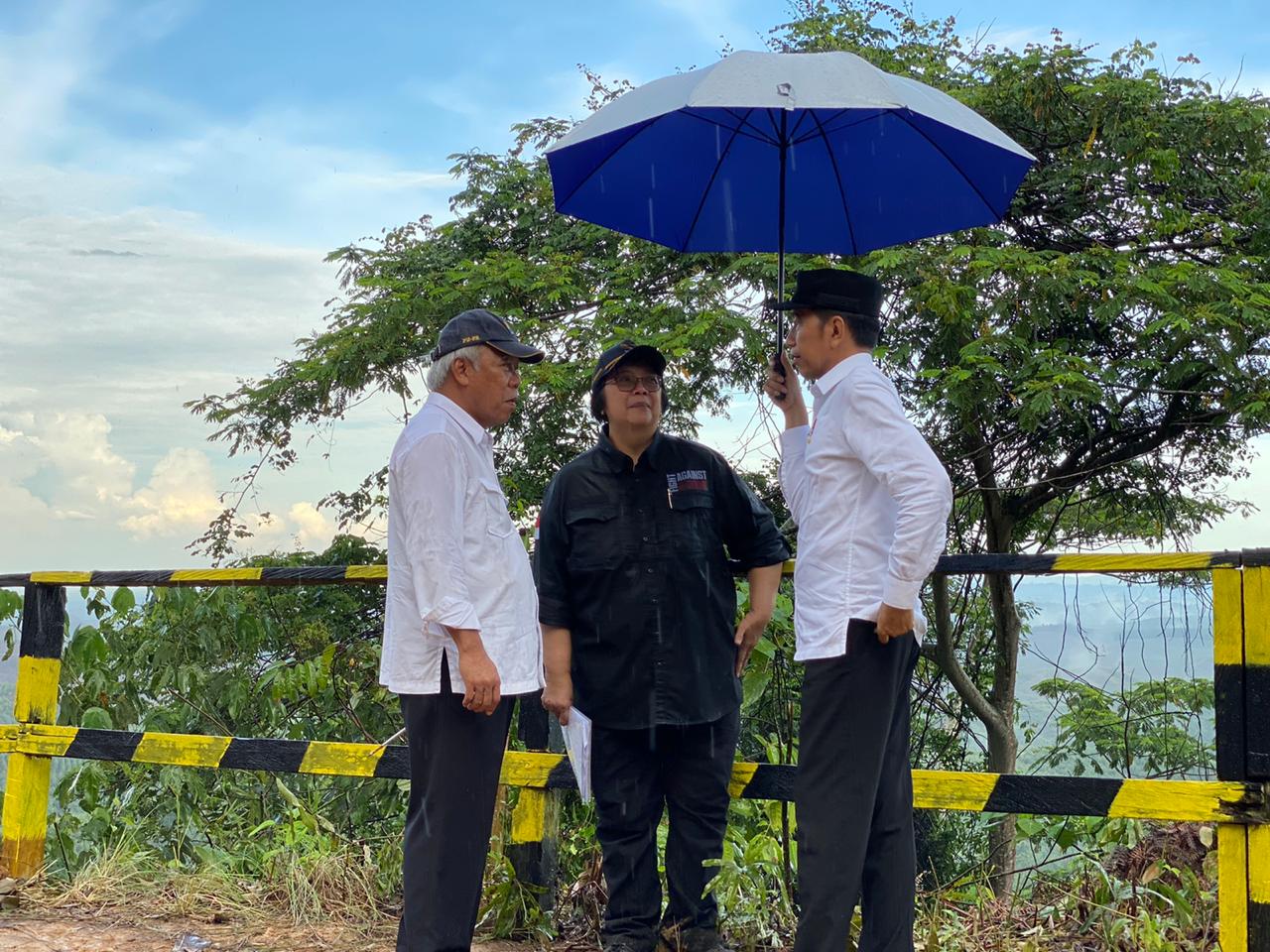 Presiden Jokowi (kanan), Menteri LKH Siti Nurbaya, dan Menteri PUPR Basuki Hadimuljono (kiri) saat mengunjungi Samboja, Kaltim.