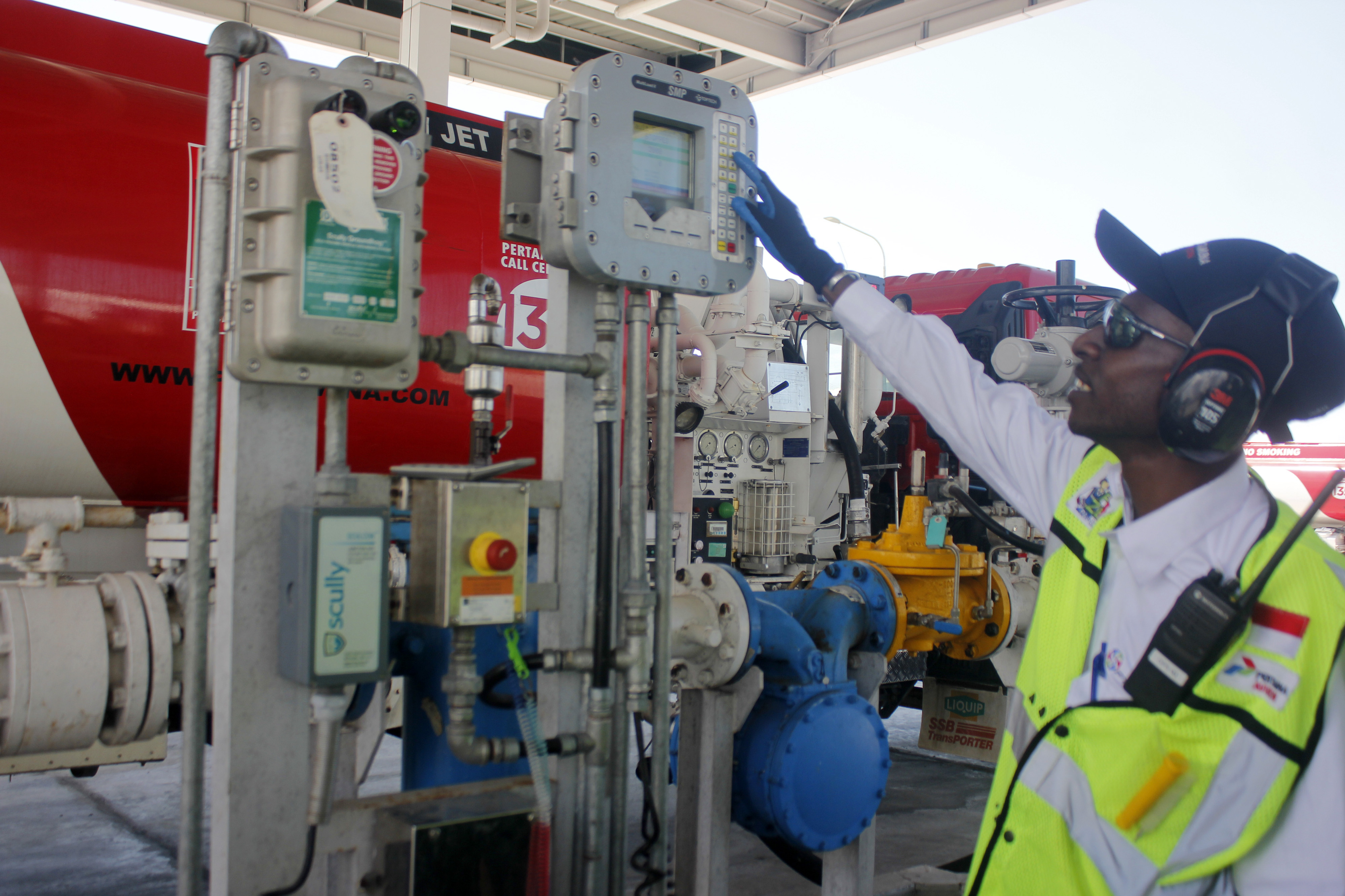 Petugas DPPU PT Pertamina (Persero) saat mengecek peralatan di DPPU Bandara Domine Eduard Osok (DEO) Kota Sorong, Papua Barat.