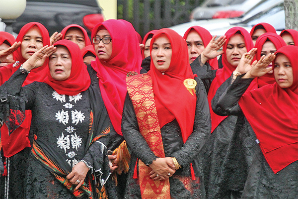 Sejumlah PNS mengenakan pakaian adat melakukan penghormatan pengibaran bendera merah putih pada upacara peringatan Ke-91 Hari Ibu di Aceh