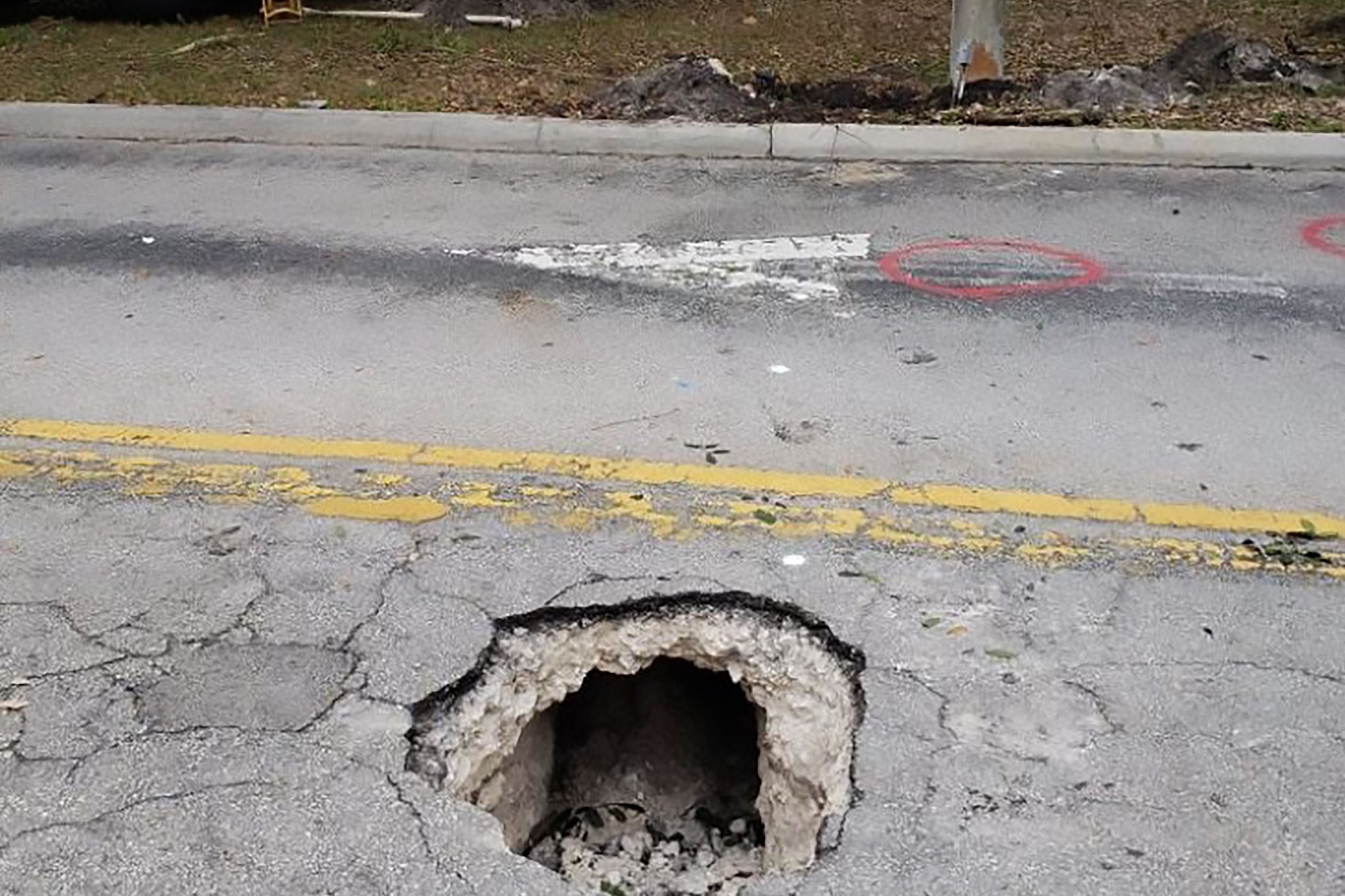 Kawasan tanah yang ambles tersebut merupakan kawasan potensi sinkhole 