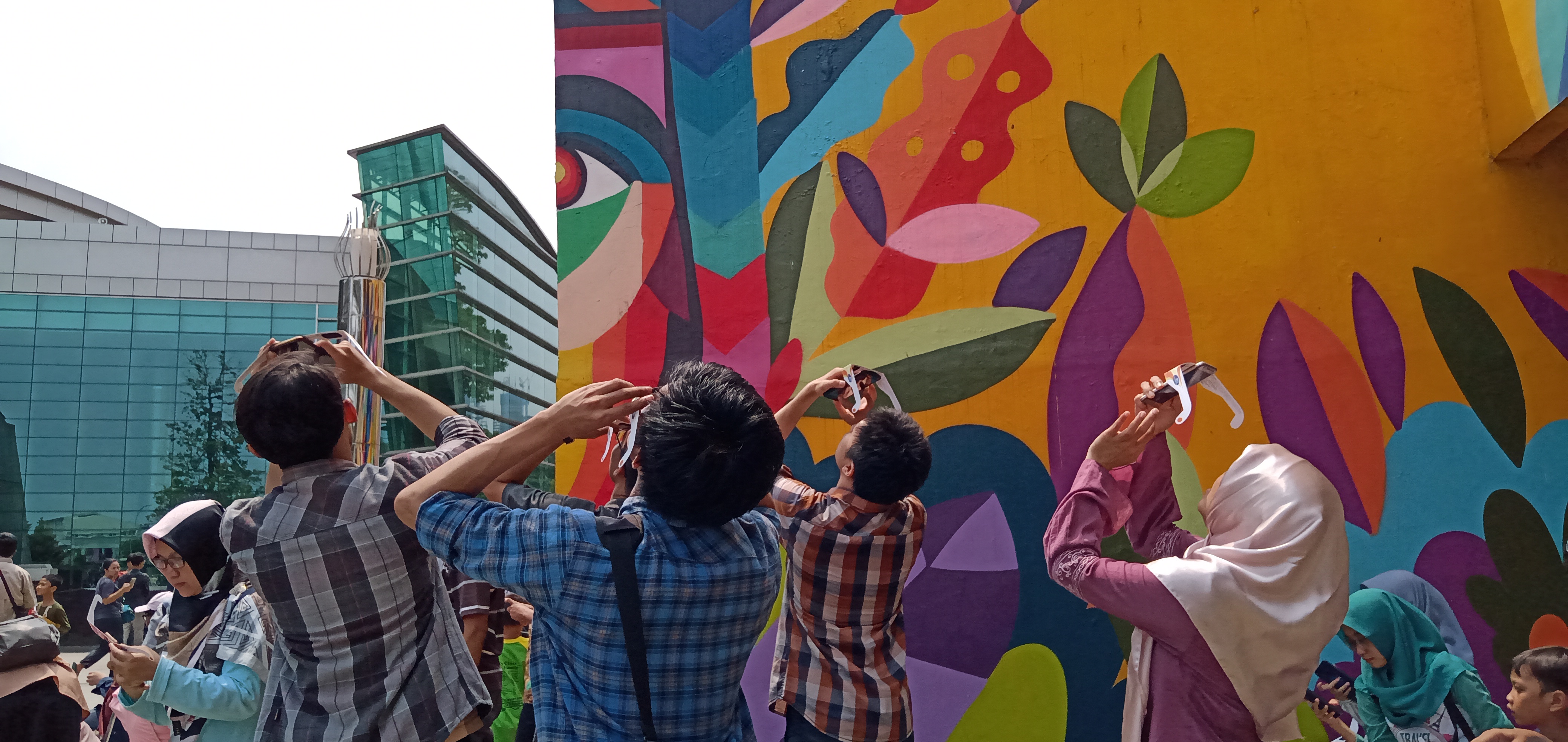 Kacamata gratis disediakan untuk pengunjung planetarium yang ingin melihat gerhana matahari cincin