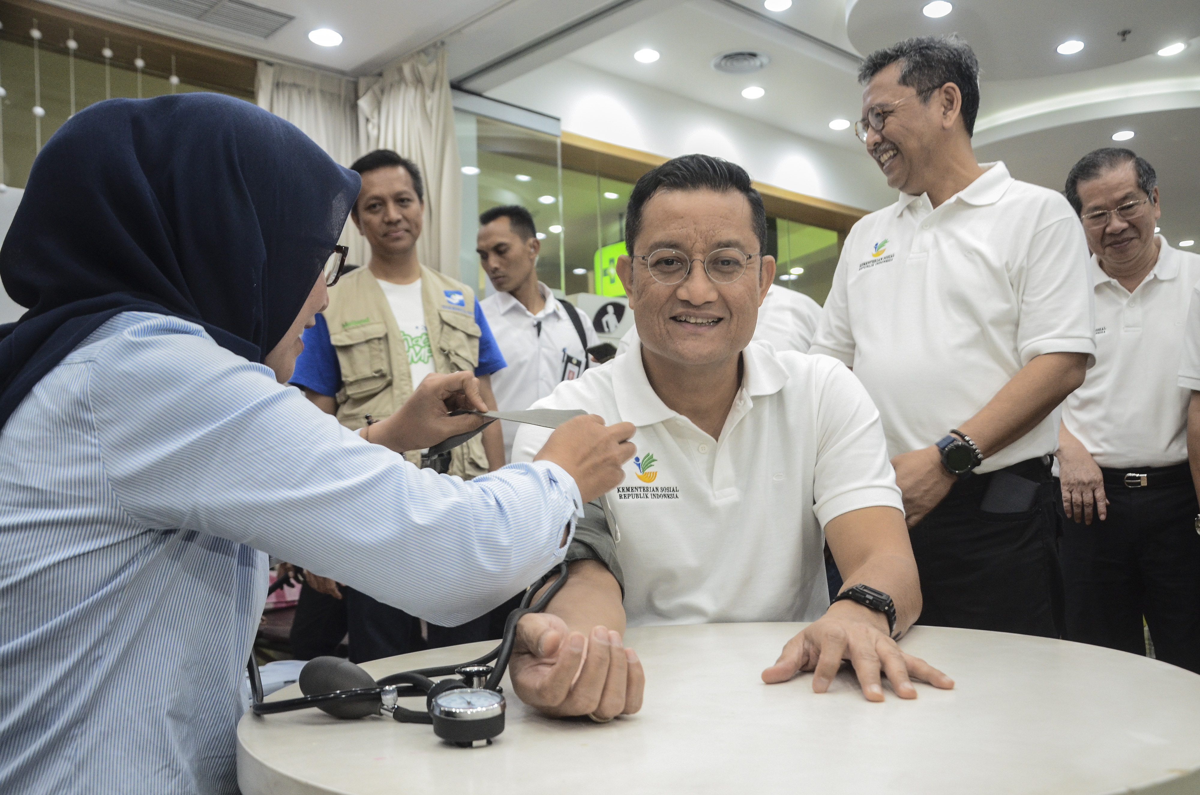 Menteri Sosial Juliari P Batubara (tengah)