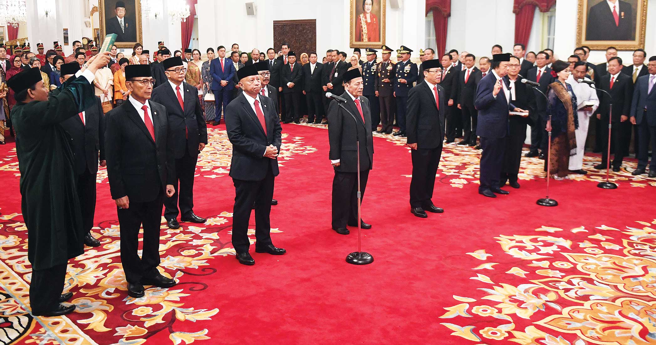 Sejumlah Anggota Dewan Pertimbangan Presiden (Wantimpres) membacakan sumpah saat upacara pelantikan di Istana Merdeka, Jakarta.
