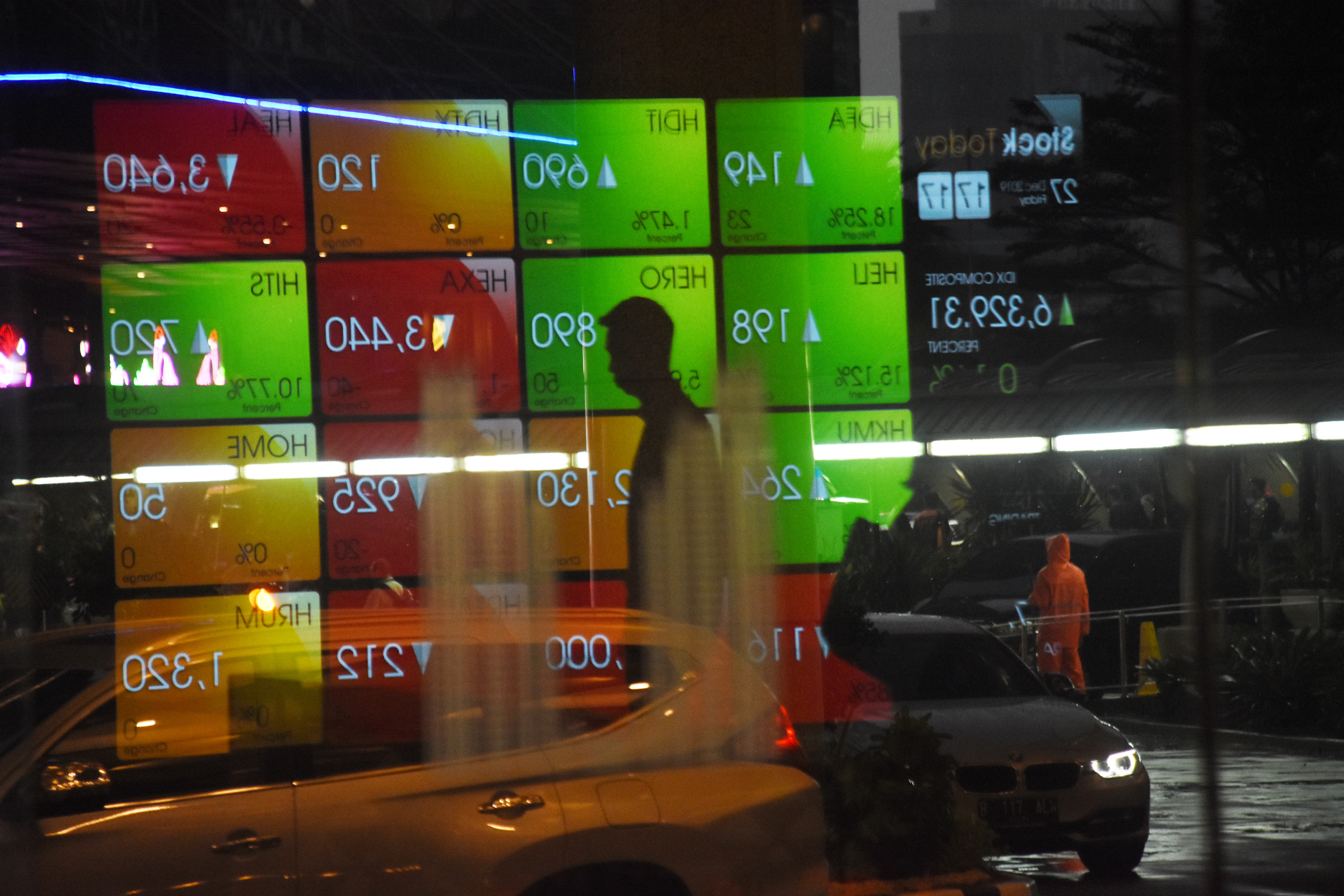 Menguat: Indeks Harga Saham Gabungan (IHSG) pada perdagangan Jumat (27/12) ditutup menguat 0,16 persen atau 9,87 poin ke level 6.329,31. 