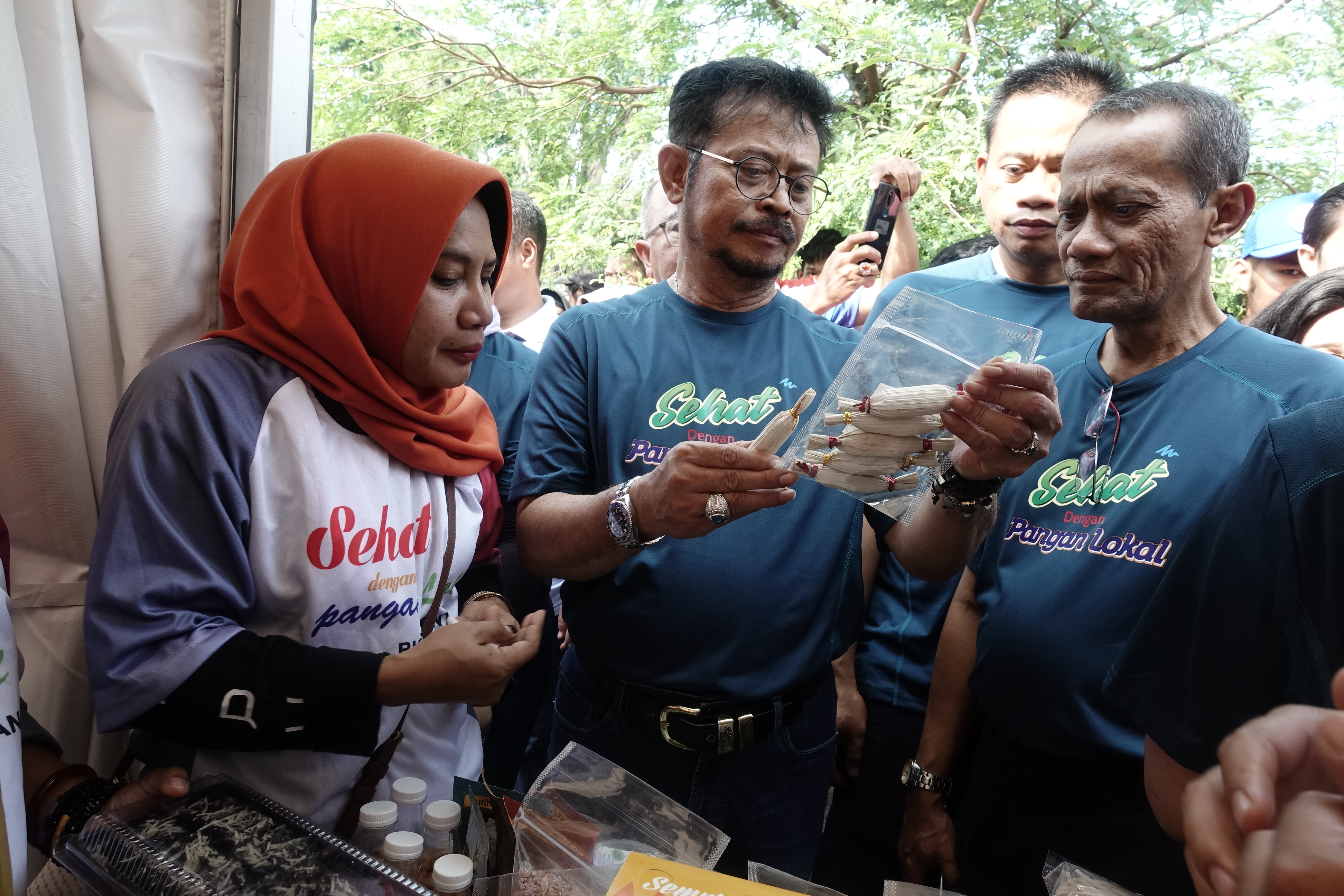 Mentan Syahrul Yasin Limpo (tengah) melihat produk olahan makanan saat Gelar Pangan Lokal 2019 di kawasan Nol Kilometer Yogyakarta.