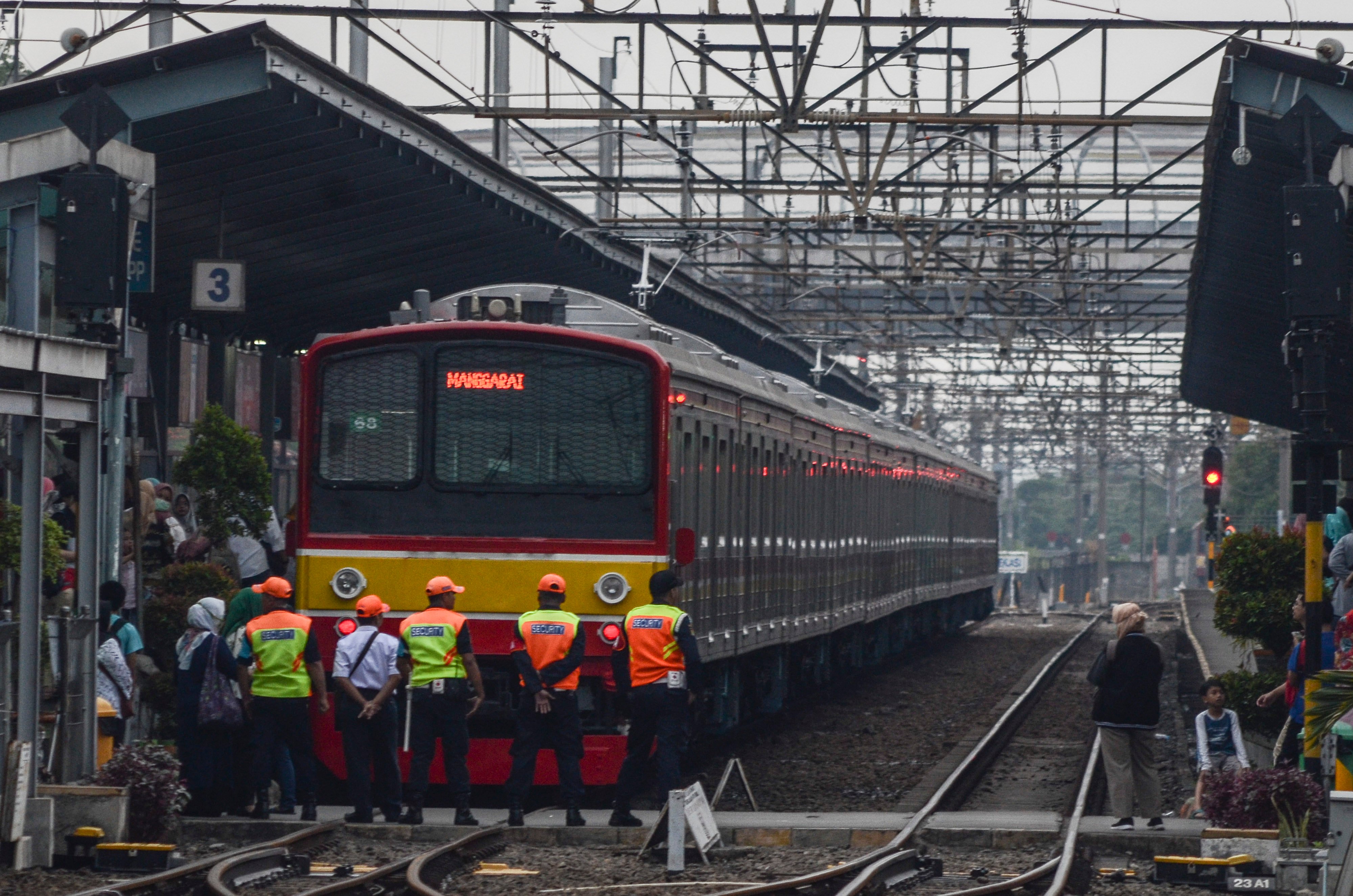 Kereta Rel Listrik (KRL) berhenti di Stasiun Bekasi, Jawa Barat.