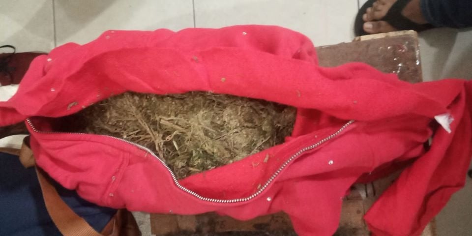  Pengiriman 1.000 gram marijuana atau ganja dari Medan ke Balikpapan dengan modus false packaging.