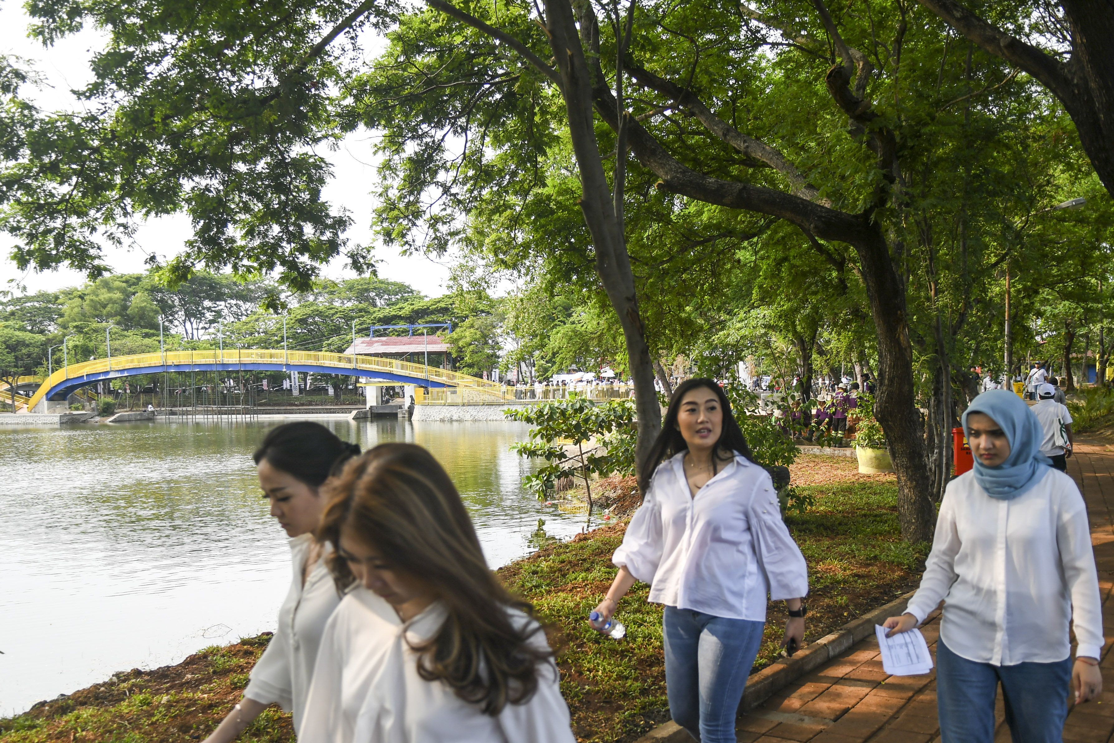 Warga mengunjungi area Ruang Terbuka Hijau (RTH) Utan Kemayoran di kawasan Kemayoran, Jakarta, Sabtu (21/12/2019).