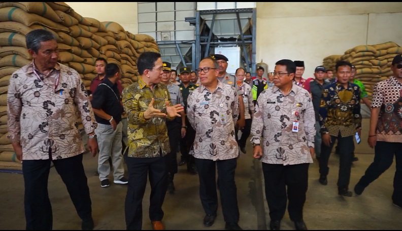  Dirjen Perkebunan Kementan, Kasdi Subagyono, saat melepas ekspor kopi dan cengkeh di Pasuruan, Jatim, Rabu (11/12).