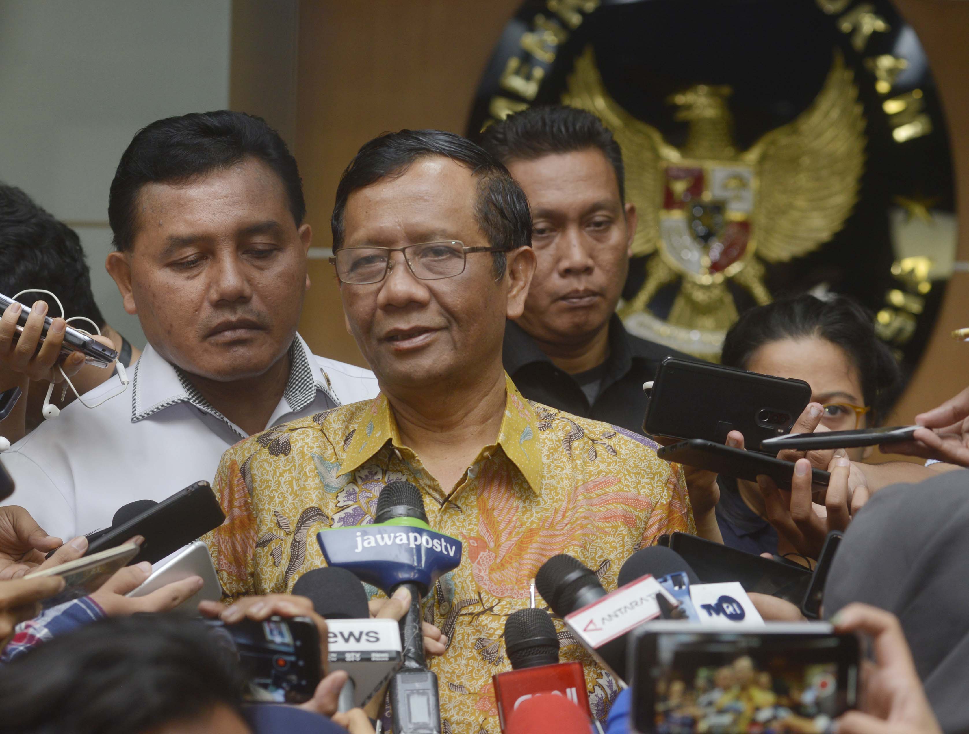 Menko Polhukam Mahfud MD mempercayakan penanganan kasus Novel Baswedan kepada aparat kepolisian. 