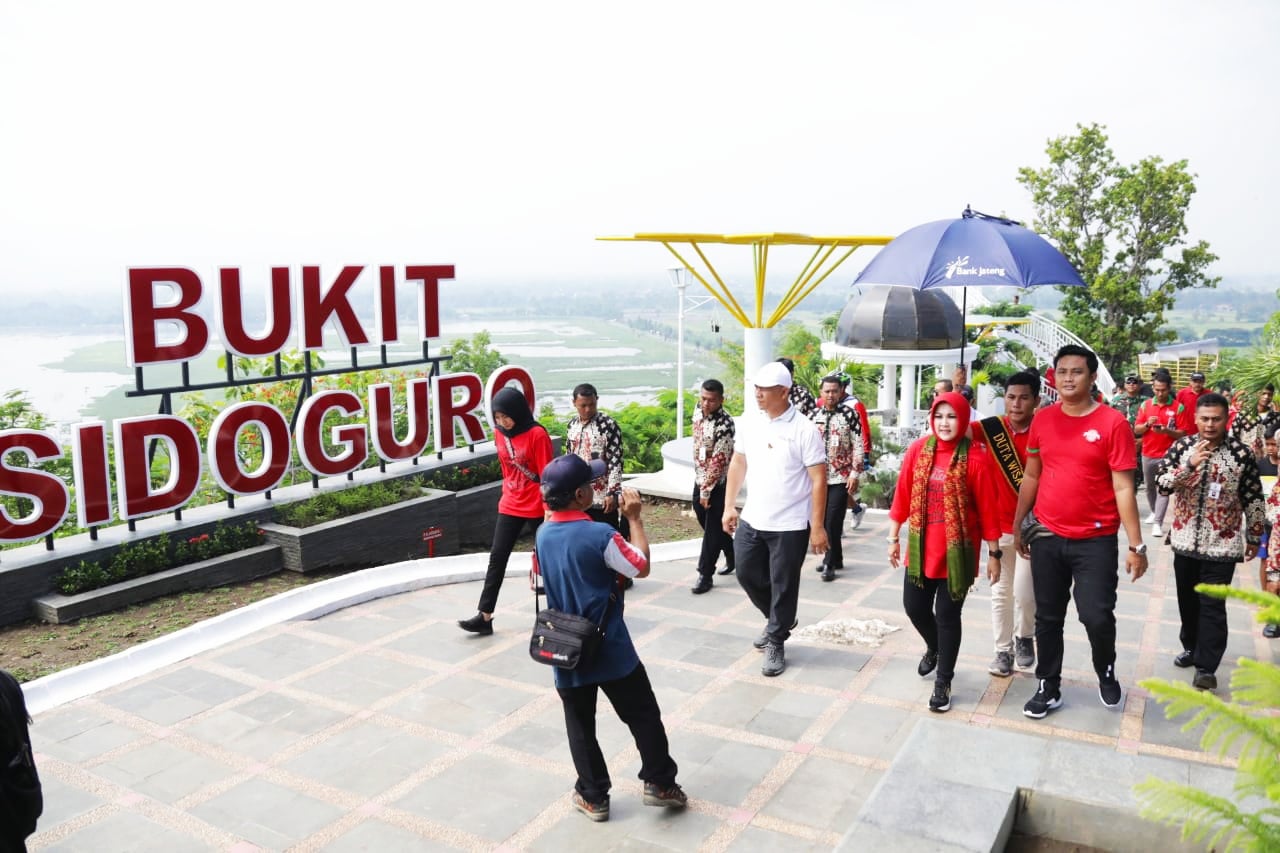 Objek wisata Bukit Sidoguro yang berada di kawasan Rawa Jombor Permai diresmikan Bupati Klaten Sri Mulyani.
