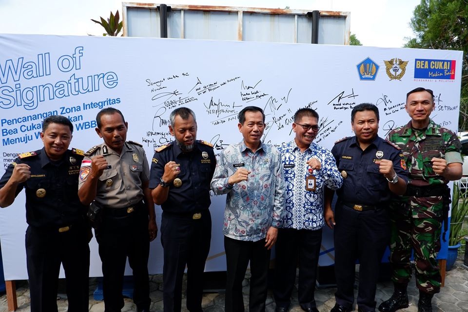  Bea Cukai Nunukan mendeklarasikan pencanangan zona intergritas (ZI) menuju wilayah bebas korupsi dan wilayah birokrasi bersih.