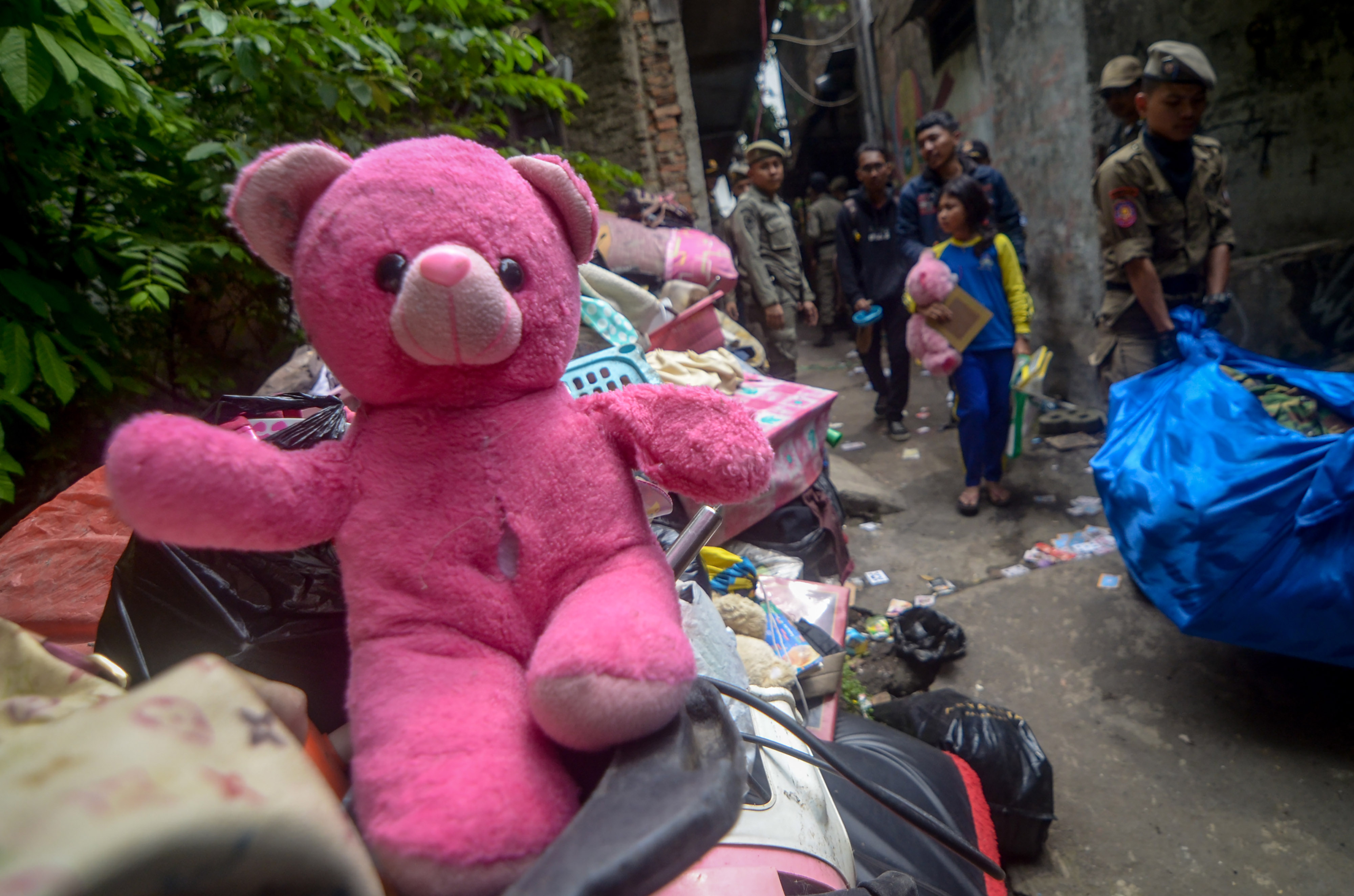Seorang anak membawa boneka miliknya saat penggusuran permukiman Tamansari di Bandung, Jawa Barat, Kamis (12/12)