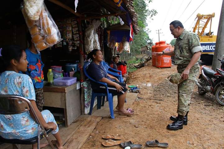 Bupati Musi Banyuasin  Dodi Reza Alex berdialog dengan warga yang tinggal di daerah rawan bencana, Selasa (31/12/2019).