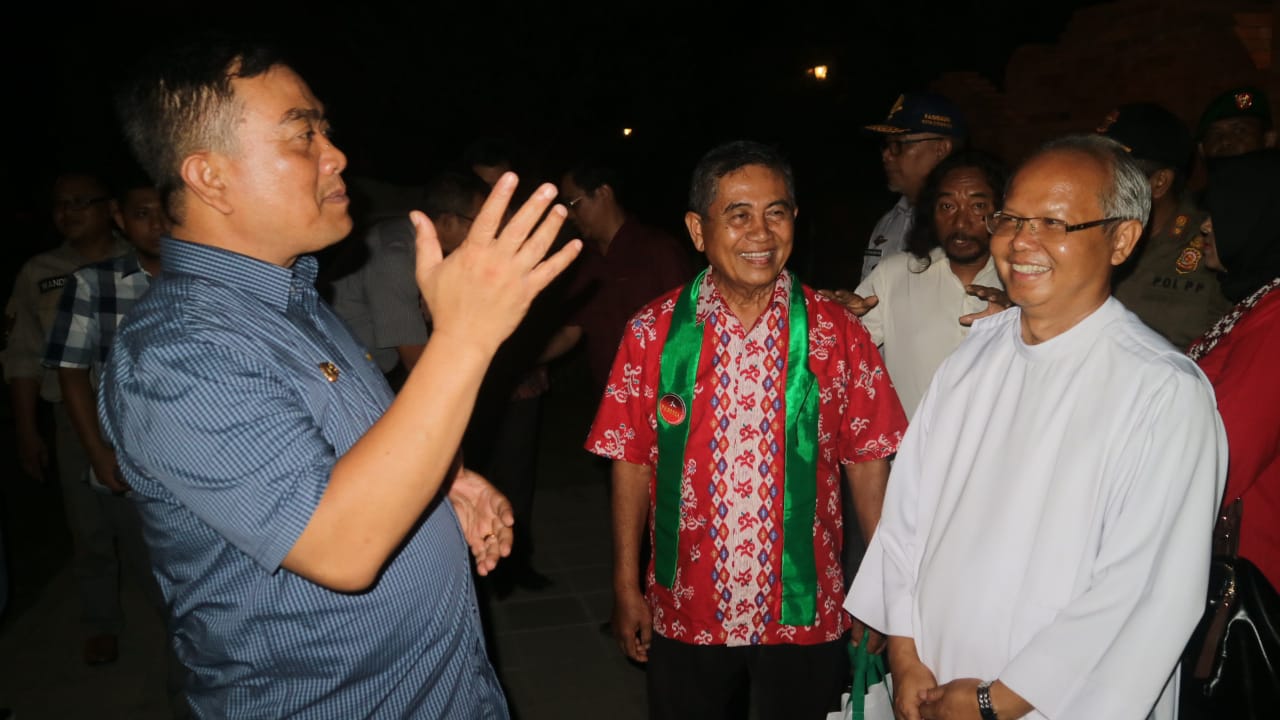 Walikota Cirebon, Nashrudin Azis, (kiri) tengah berbincang dengan pengurus gereja menjelang misa malam Natal. 