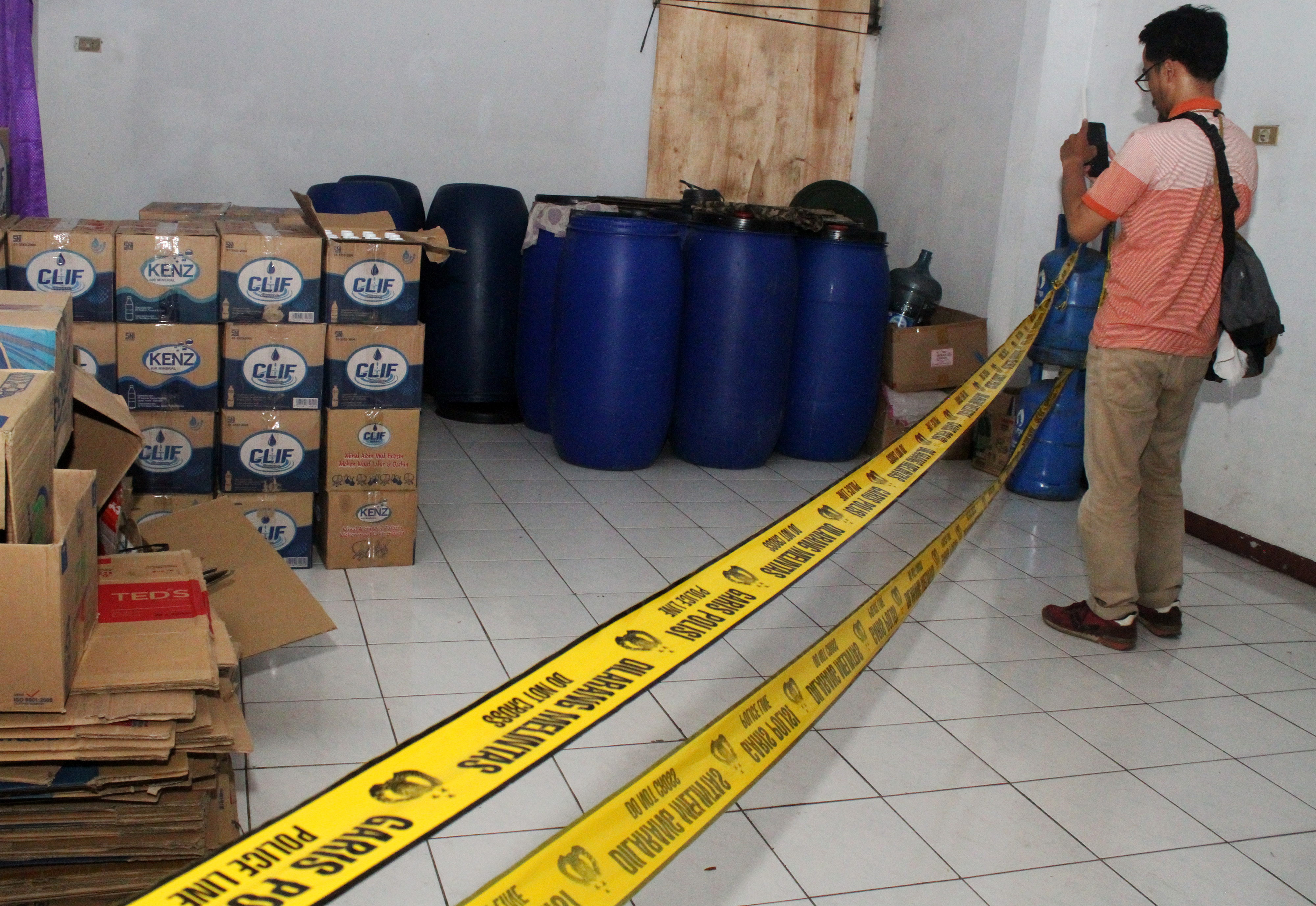 TKP pengungkapan rumah industri pembuatan minuman keras jenis arak Ciu di kawasan Kartini, Bekasi, Jawa Barat.