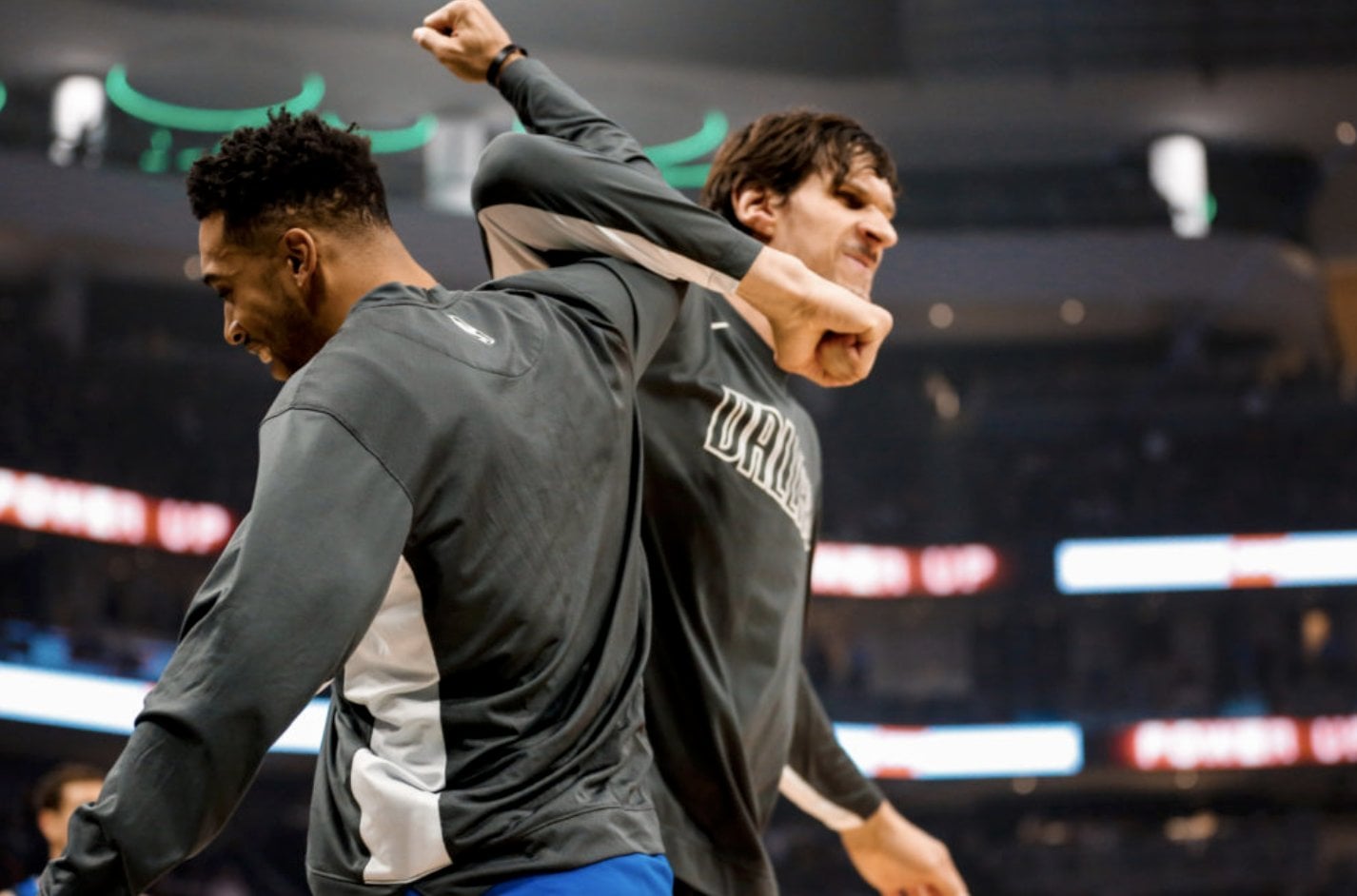 Dua pemain Dallas Mavericks merayakan kemenangan mereka atas Milwaukee Bucks