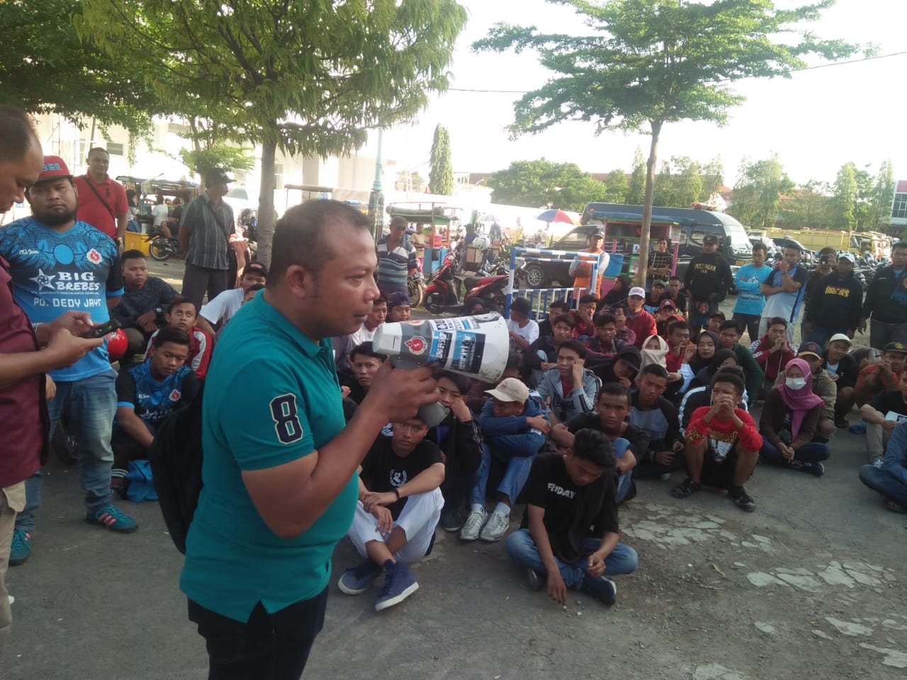 Kasat Reskrim Polres Brebes Tri Agung Suryomicho sedang memberi pengarahan kepada suporter Persab, Sabermania