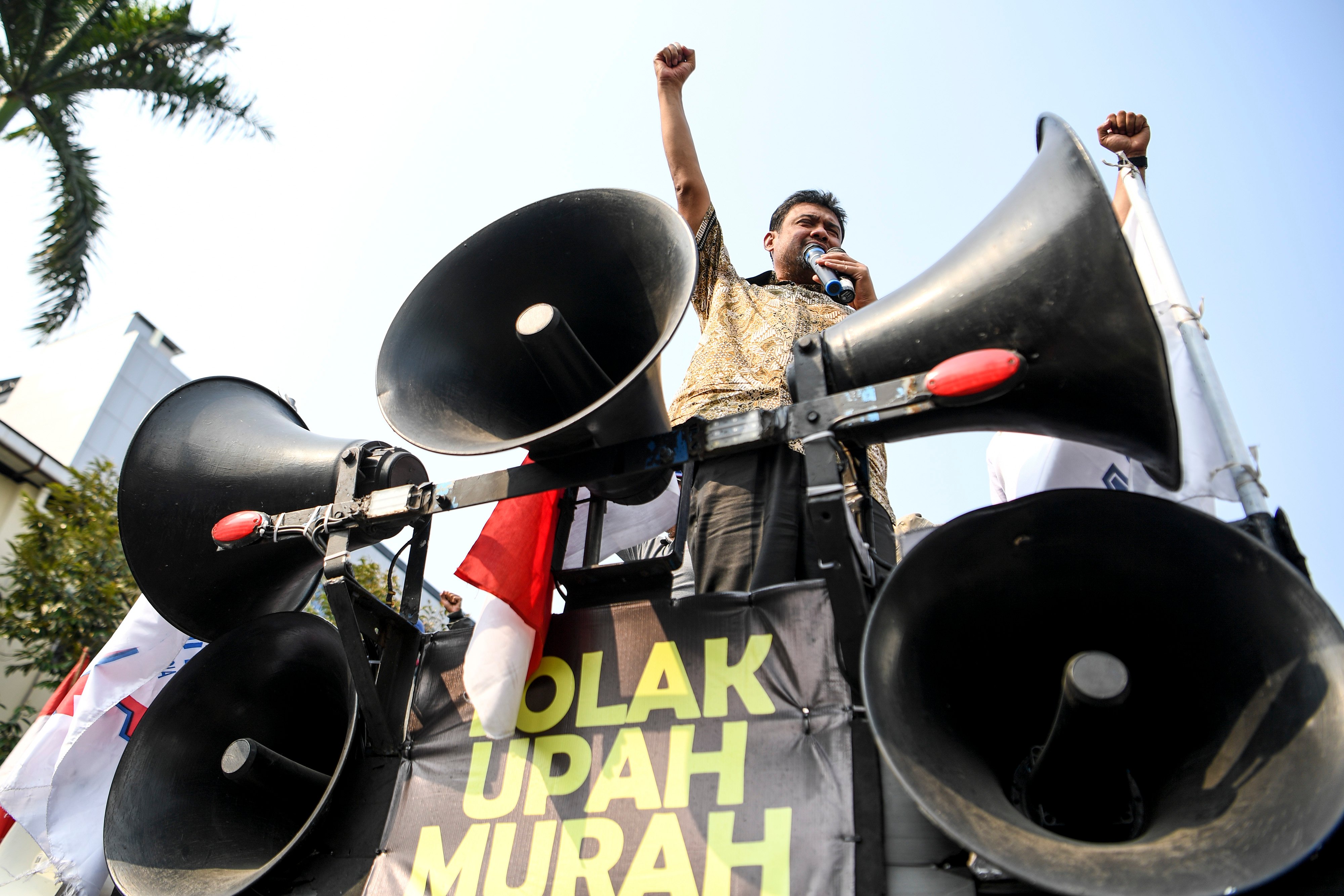 Presiden Konfederasi Serikat Pekerja Indonesia (KSPI) Said Iqbal (tengah) berorasi saat aksi unjuk rasa buruh di Jakarta.