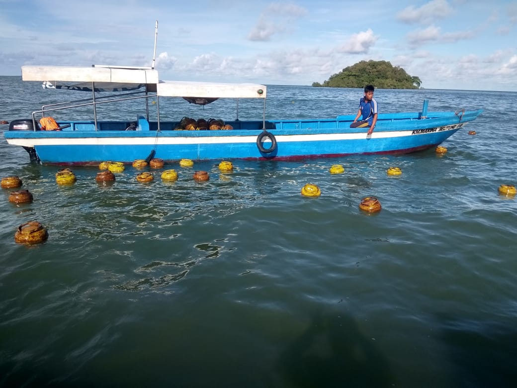 Ribuan gas melon 3 kg berserakan di lautan Belitung akibat KM Santosa yang membawa gas melon tenggelam setelah menabrak karang. 