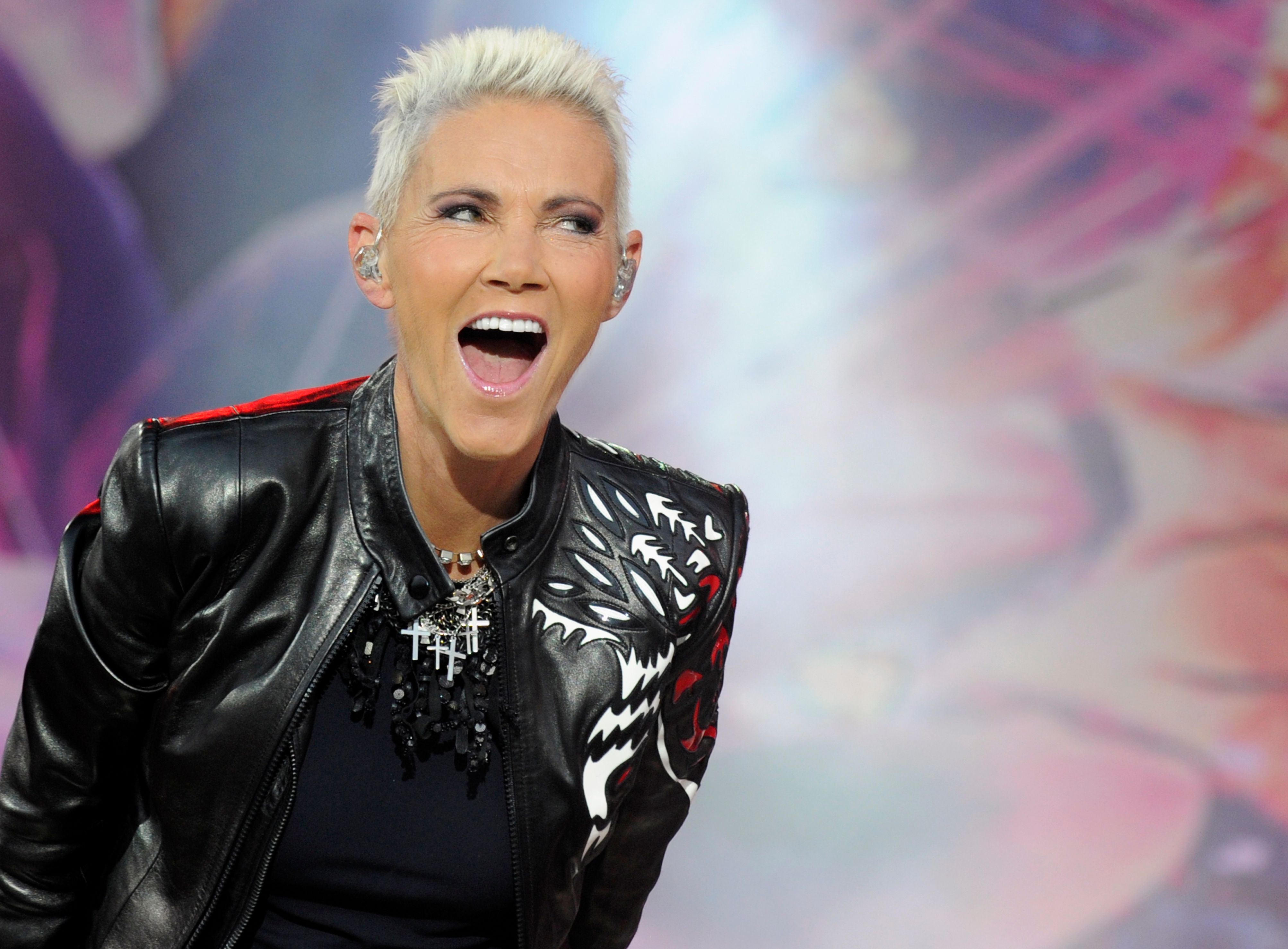Foto yang diambil pada 12 Juni 2011, penyanyi Marie Fredriksson dari band Swedia Roxette tampil di Oberursel dekat Frankfurt