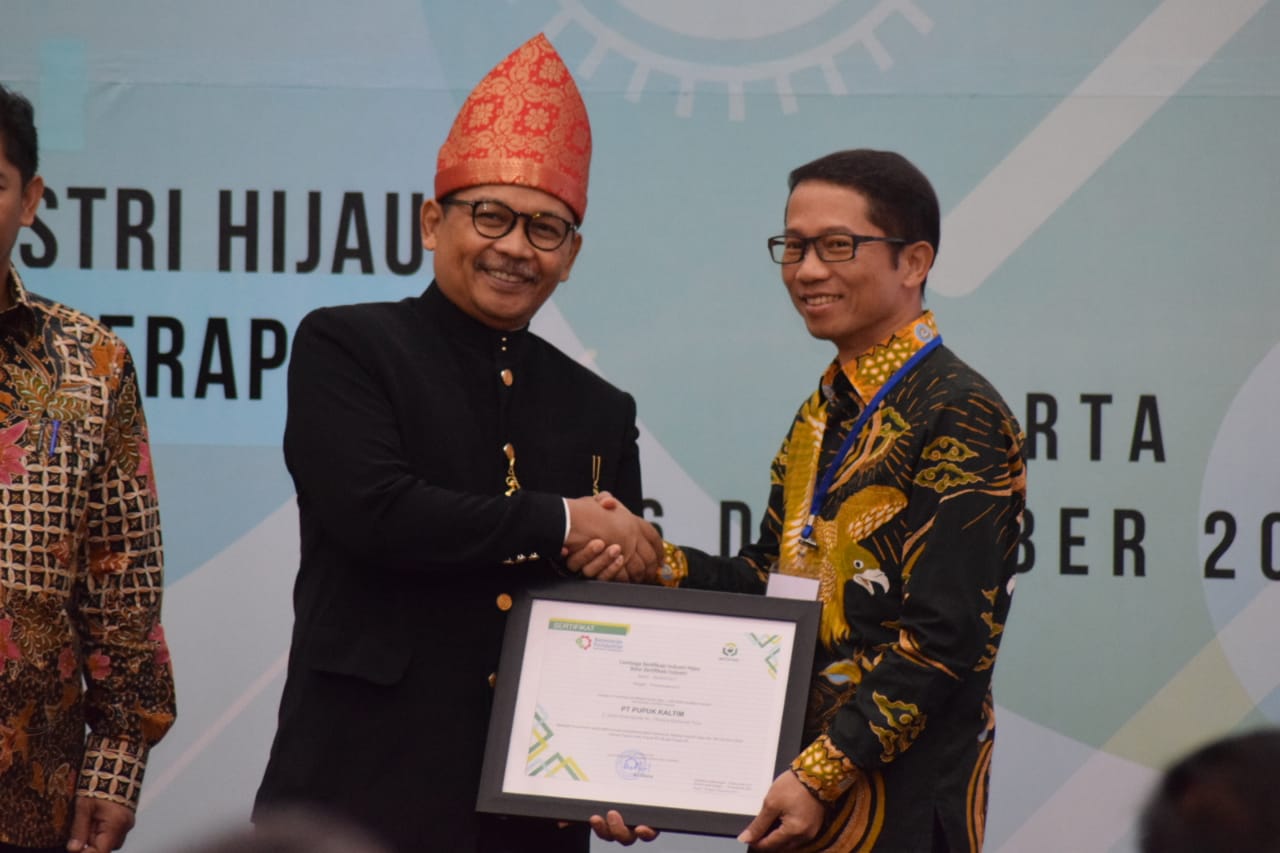 Penghargaan diterima Direktur Teknik dan Pengembangan Pupuk Kaltim Satriyo Nugroho, dari Menteri Perindustrian Agus Gumiwang Kartasasmita.