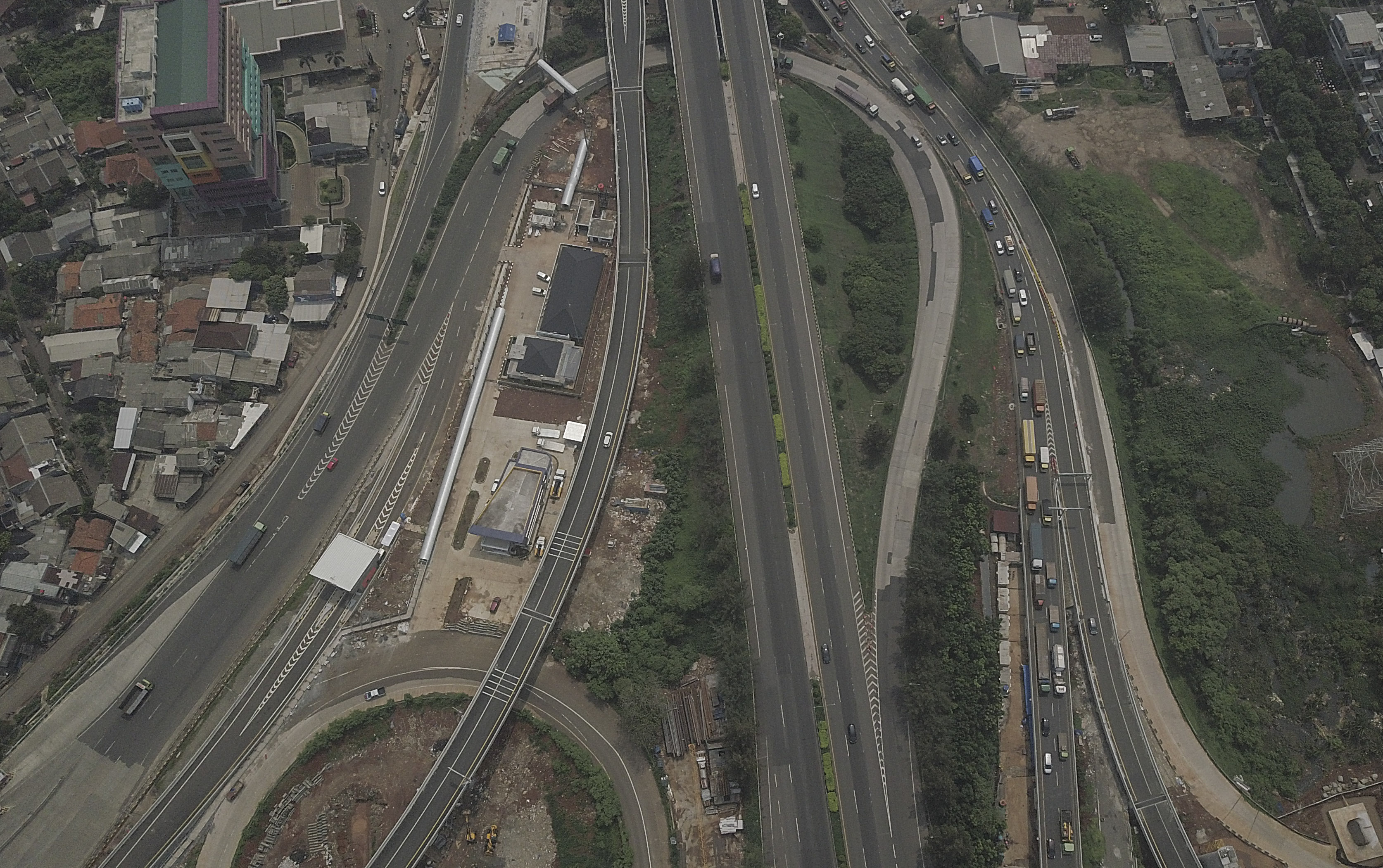 Foto udara Sejumlah kendaraan bermotor melintasi tol Jakarta-Cikampek 