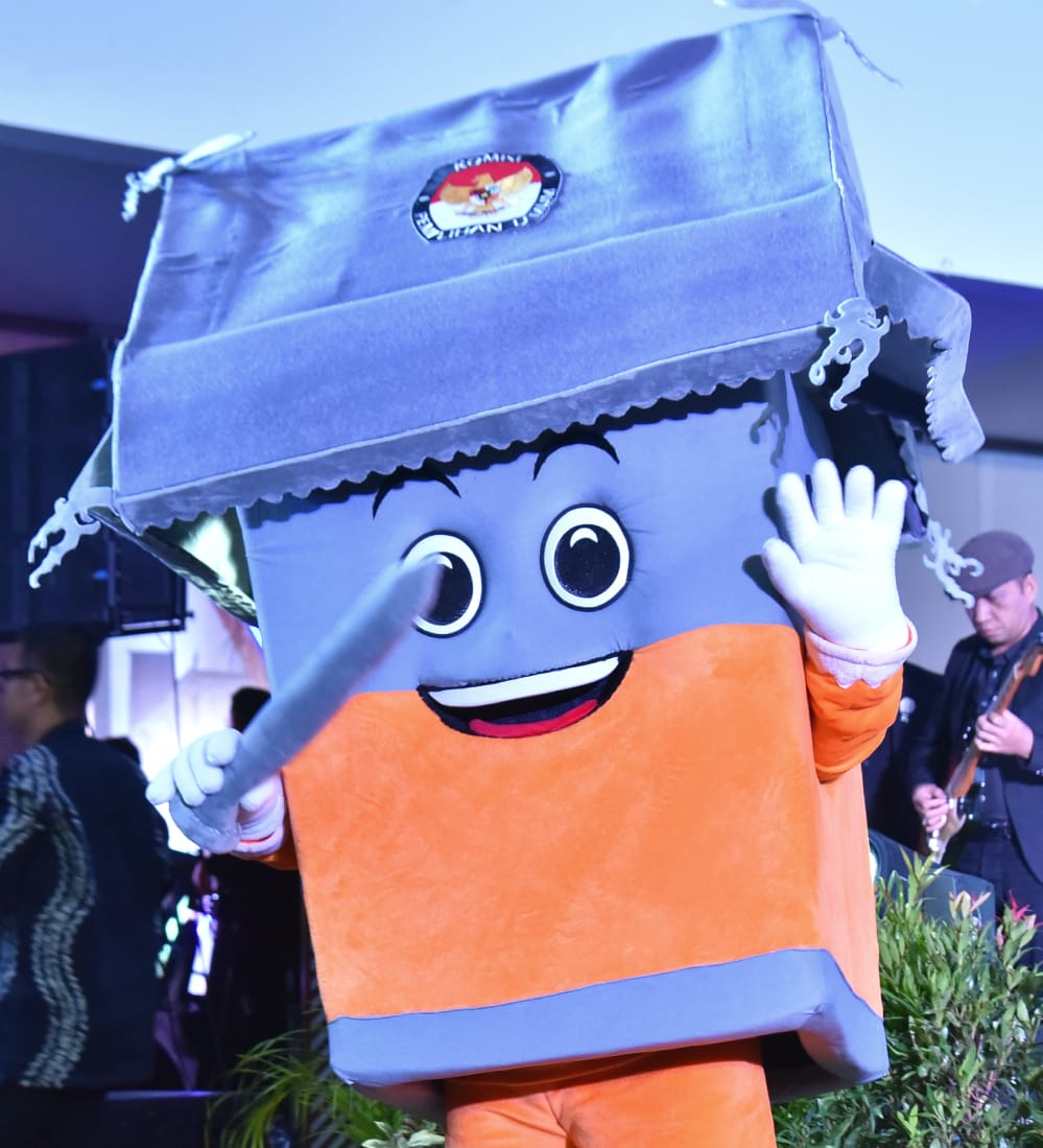 Buti adalah boneka berbentuk rumah adat Banjar Bubungan Tinggi yang menjadi maskot Pilkada 2020 Kalsel 