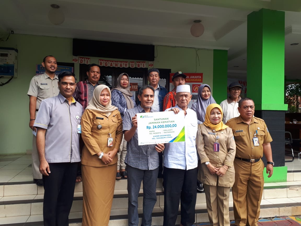 Penyerahan santunan program Jaminan Kematian dari BP Jamsostek Cabang Jakarta Slipi kepada suami dari almarhumah Emilianti.  