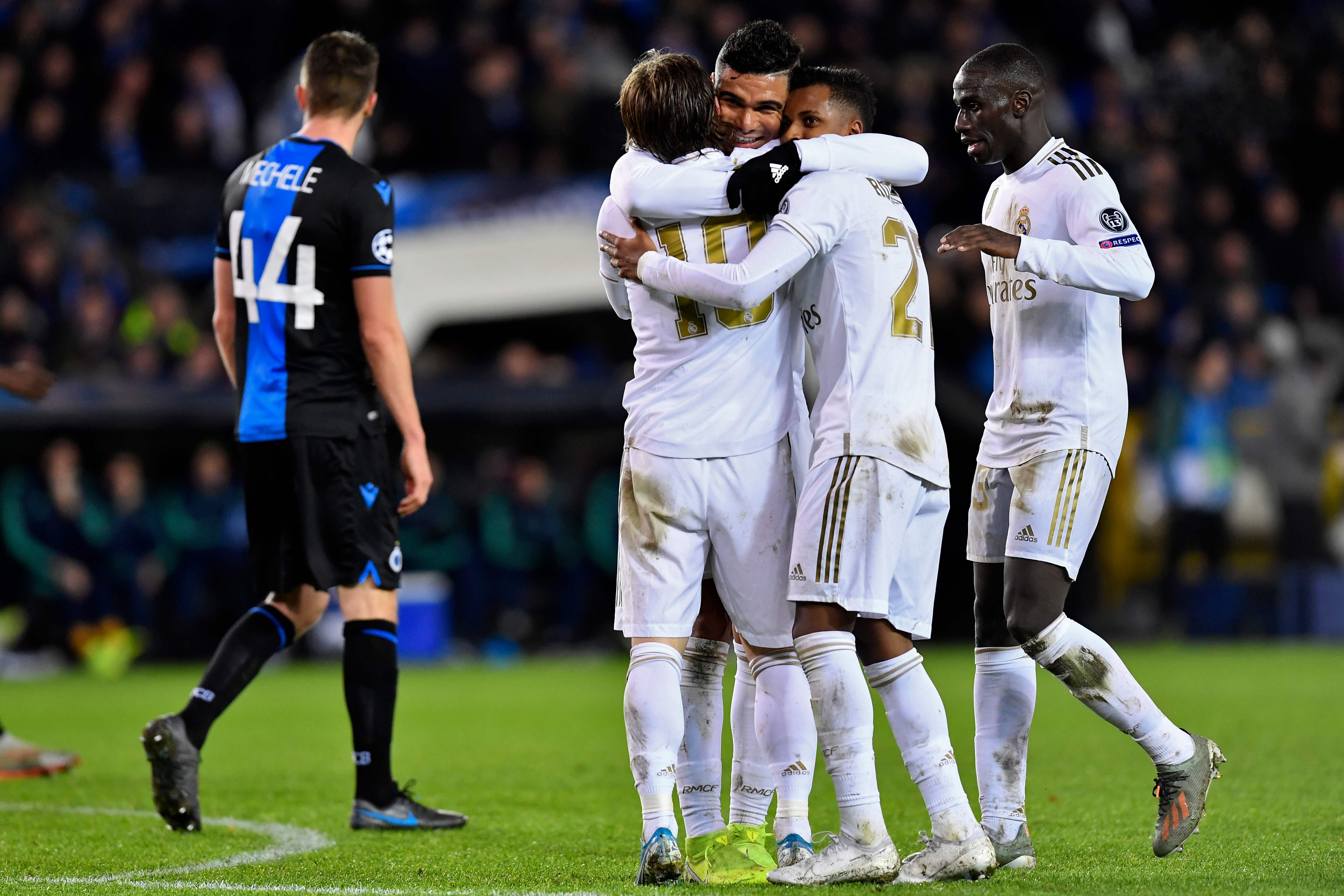 Para pemain Real Madrid merayakan gol ketiga mereka ke gawang Club Brugge dalam laga Liga Champions