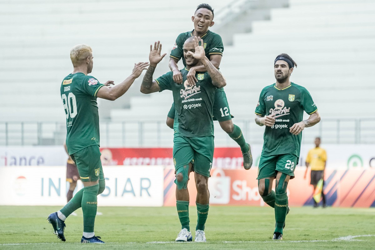  Penyerang Persebaya David da Silva (tengah) merayakan gol kedua yang dicetaknya ke gawang PSM Makassar pada laga Liga 1