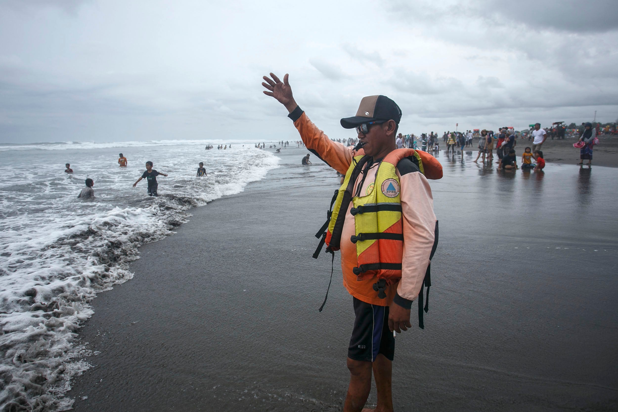  Petugas SAR melakukan patroli melarang wisatawan mandi di Pantai Parangtritis, Bantul, DI Yogyakarta.